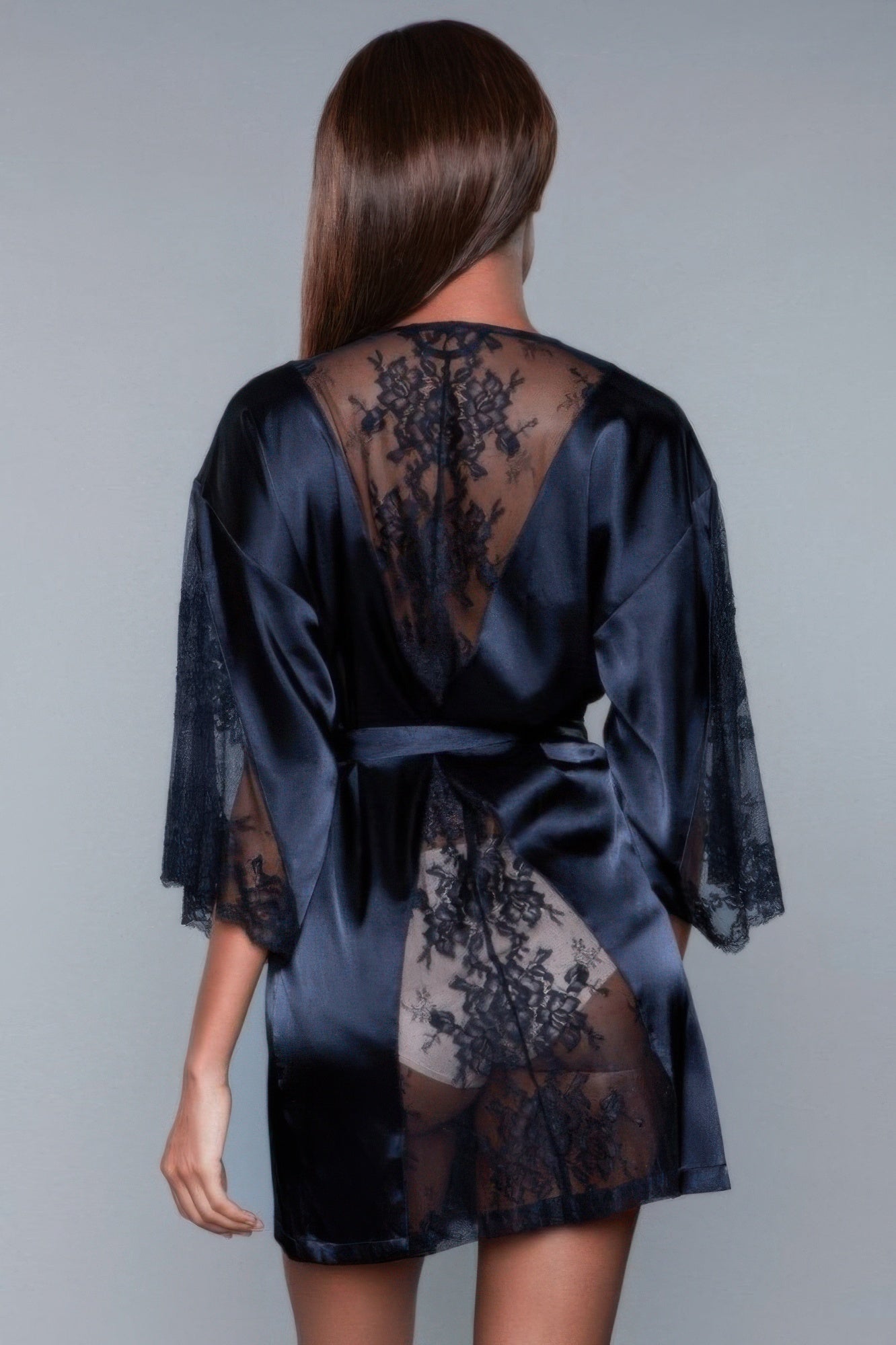 Rückenansicht: schwarze Grace robe mit Spitzen-Einsatz, Bindegürtel, 3/4 Spitzenärmel