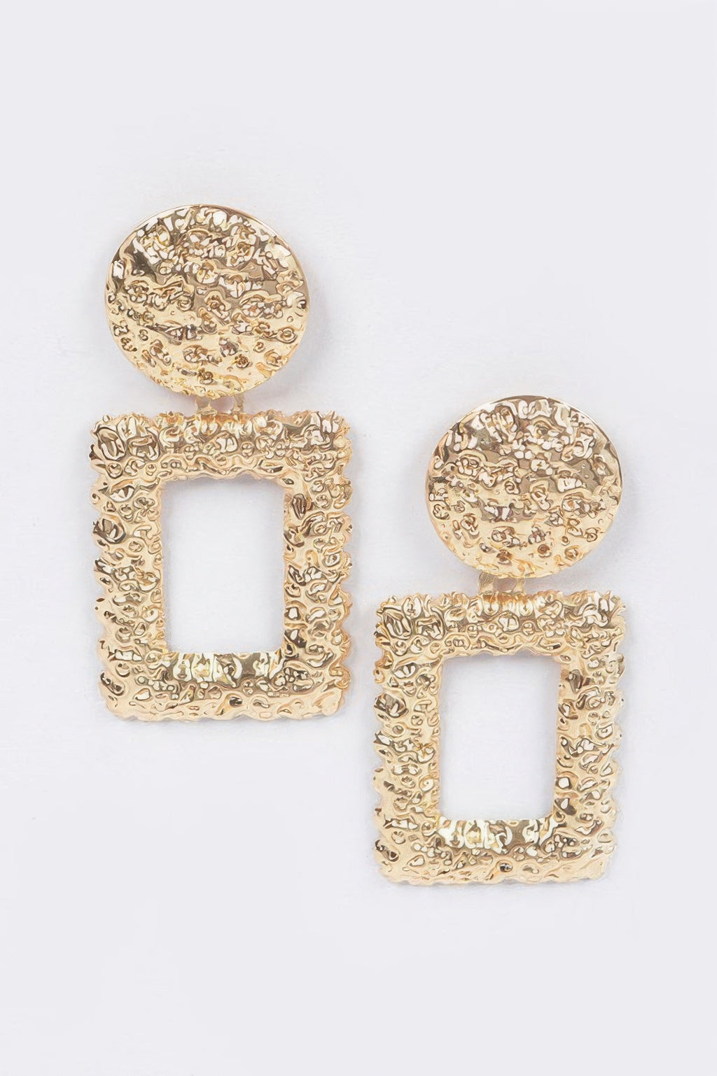 Goldfarbene Hammered-Ohrringe mit eckigem Rahmen und quadratischem Loch