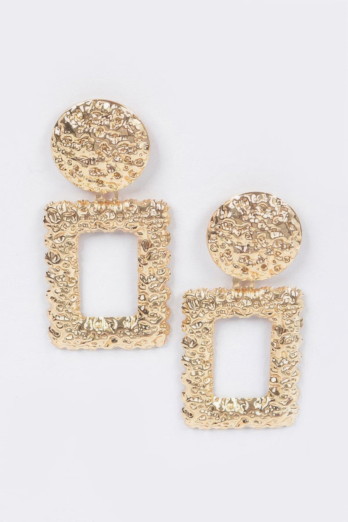 Goldfarbene Hammered-Ohrringe mit eckigem Rahmen und quadratischem Loch