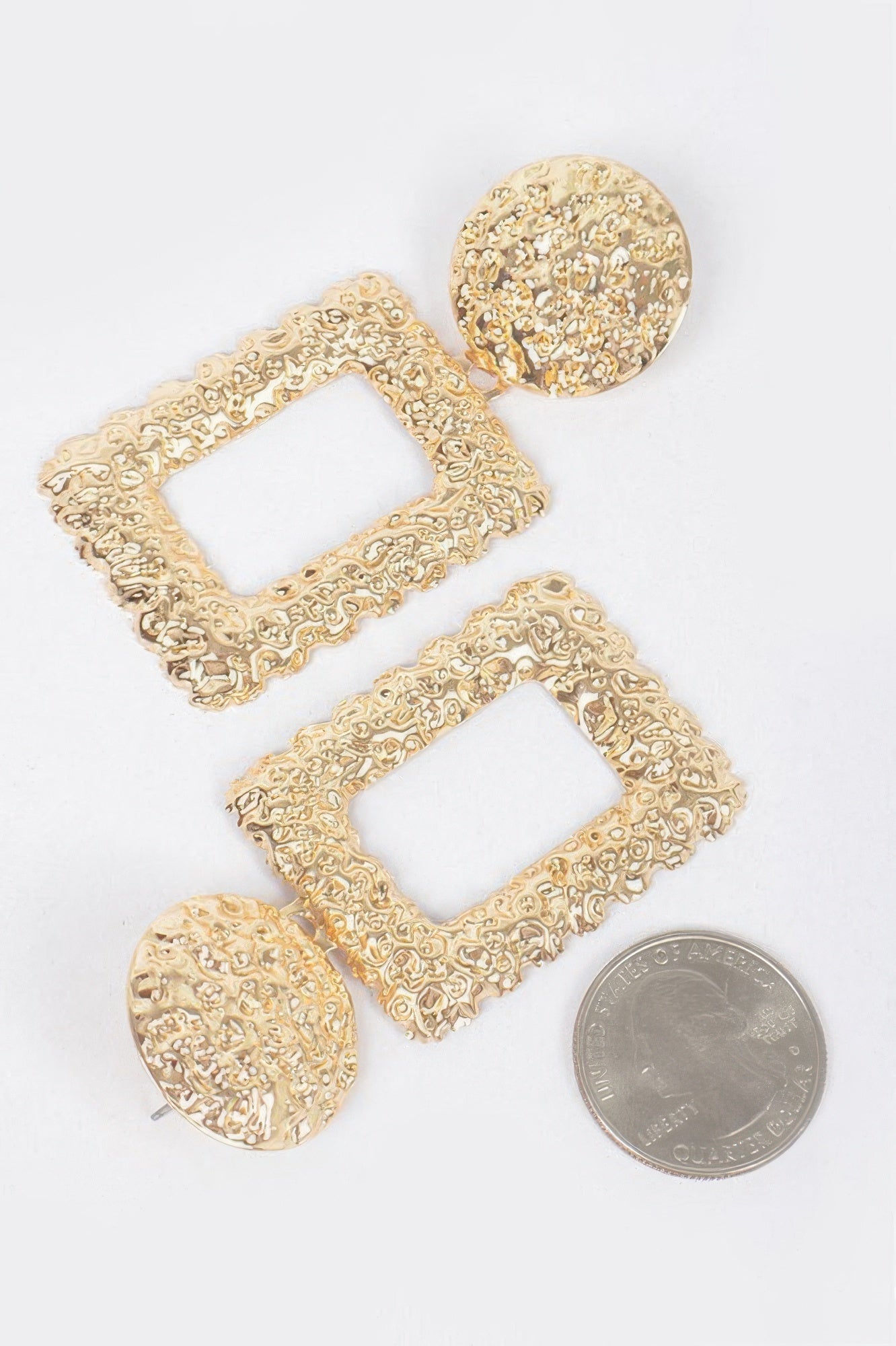 Goldfarbene Hammered-Ohrringe: runde Kappe oben, eckiger Rahmen mit quadratischem Hohlraum
