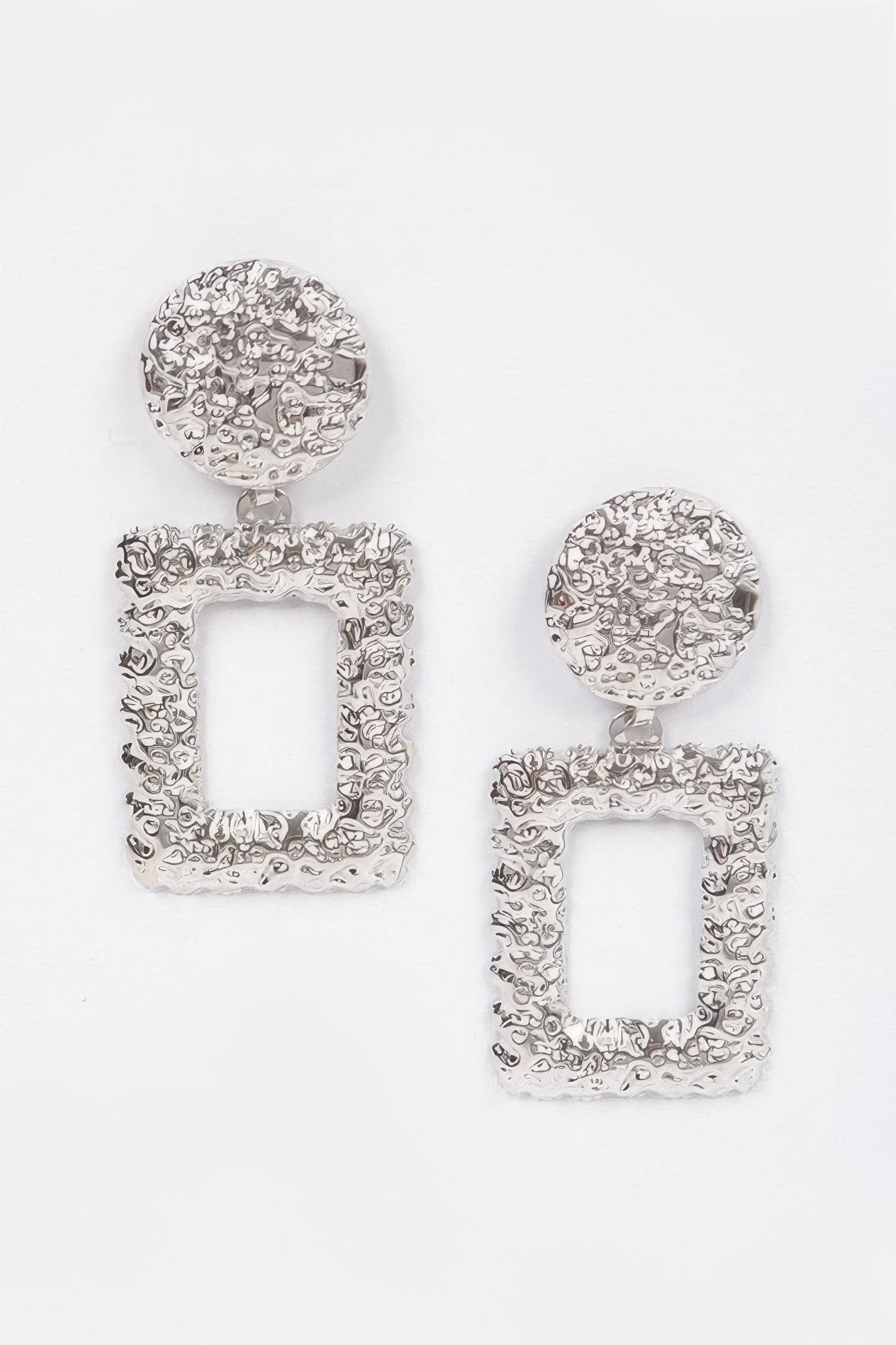 Silberfarbene Hammered-Ohrringe mit eckigem Rahmen und quadratischem Einsatz