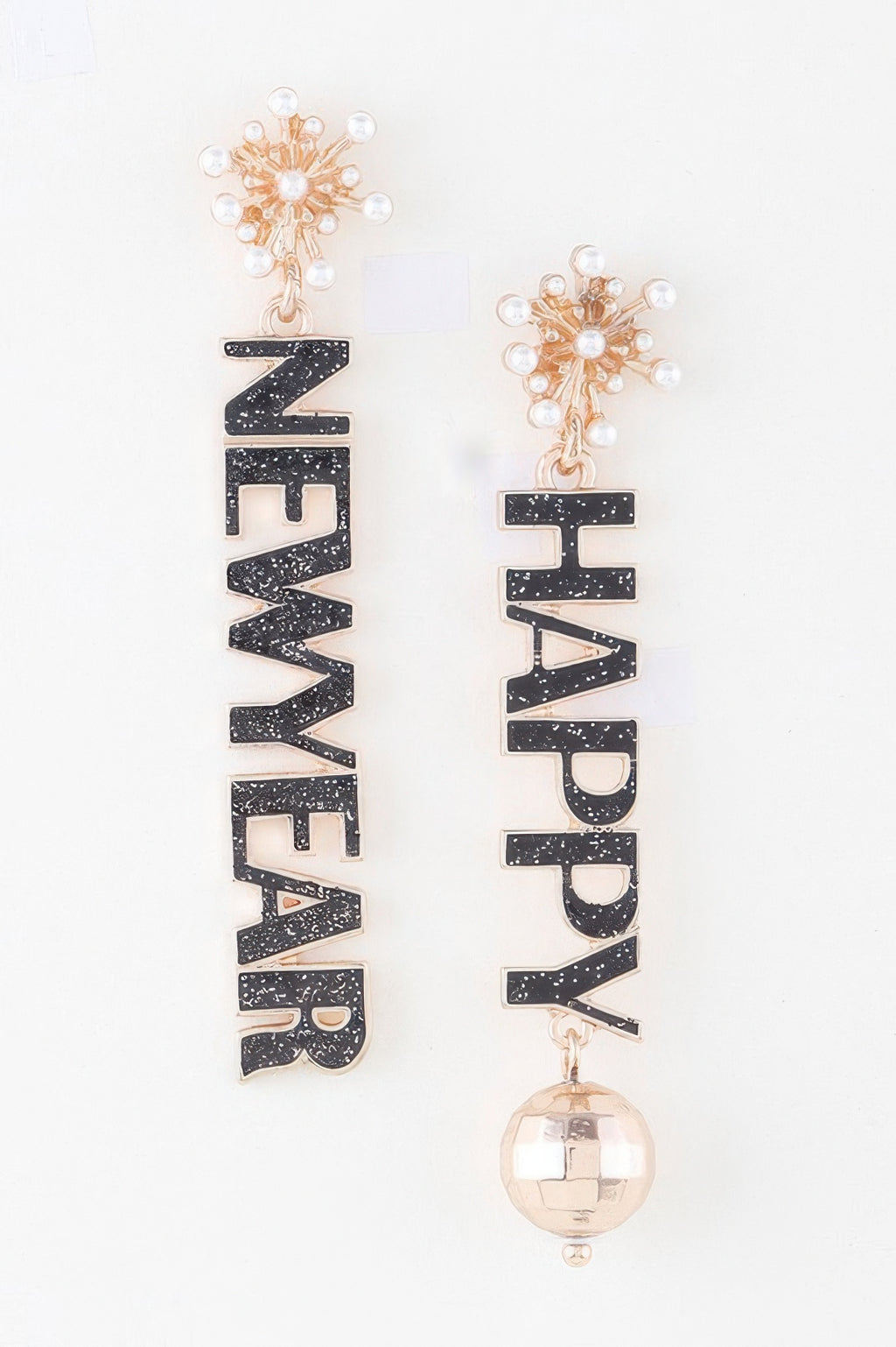Happy New Year Drop Ohrringe: schwarze Buchstaben, goldene Perlenkugel, Schneeflocke