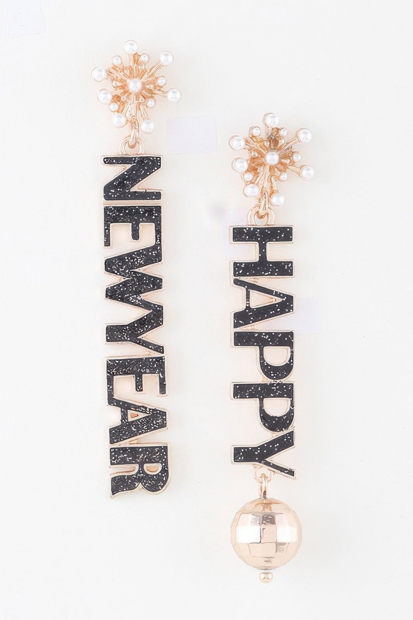 Happy New Year Drop Ohrringe: schwarze Buchstaben, goldene Perlenkugel, Schneeflocke
