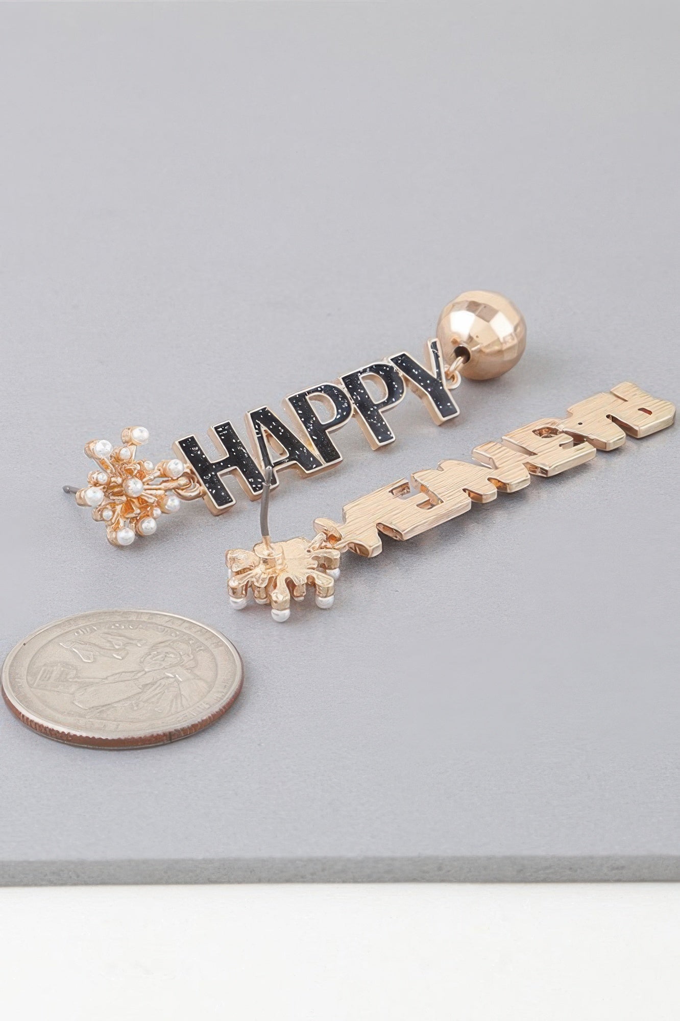 Happy New Year Drop Ohrringe: 'HAPPY' Schrift, schwarze Buchstaben, goldene Kugel