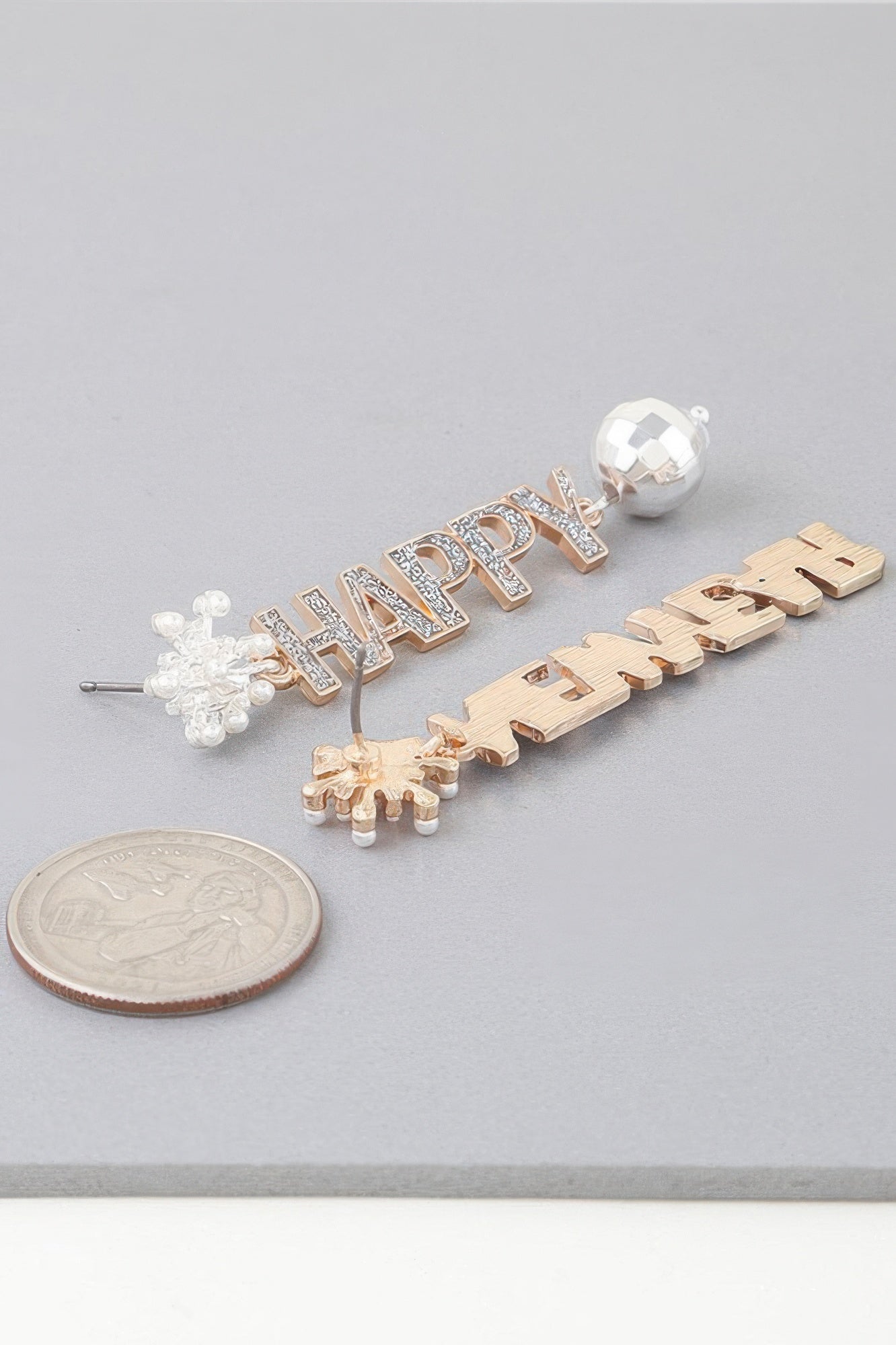 Happy New Year Drop Ohrringe: 'HAPPY' Schrift, silberne funkelnde Buchstaben, weiße Kugel