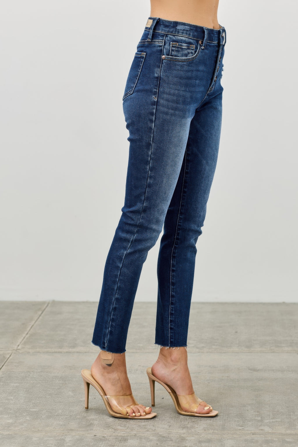 High-rise ankle skinny jeans in dark blue denim, back yoke and stitched pockets