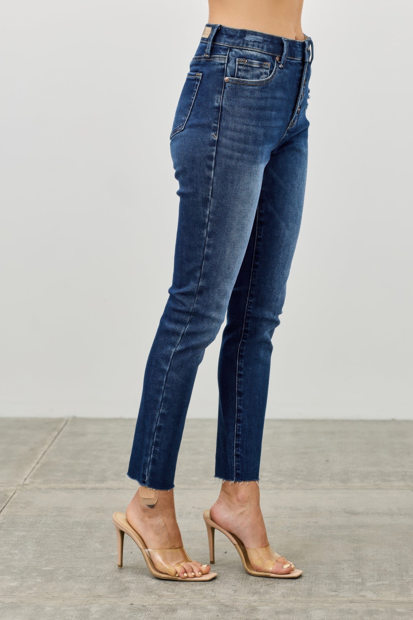 High-rise ankle skinny jeans in dark blue denim, back yoke and stitched pockets