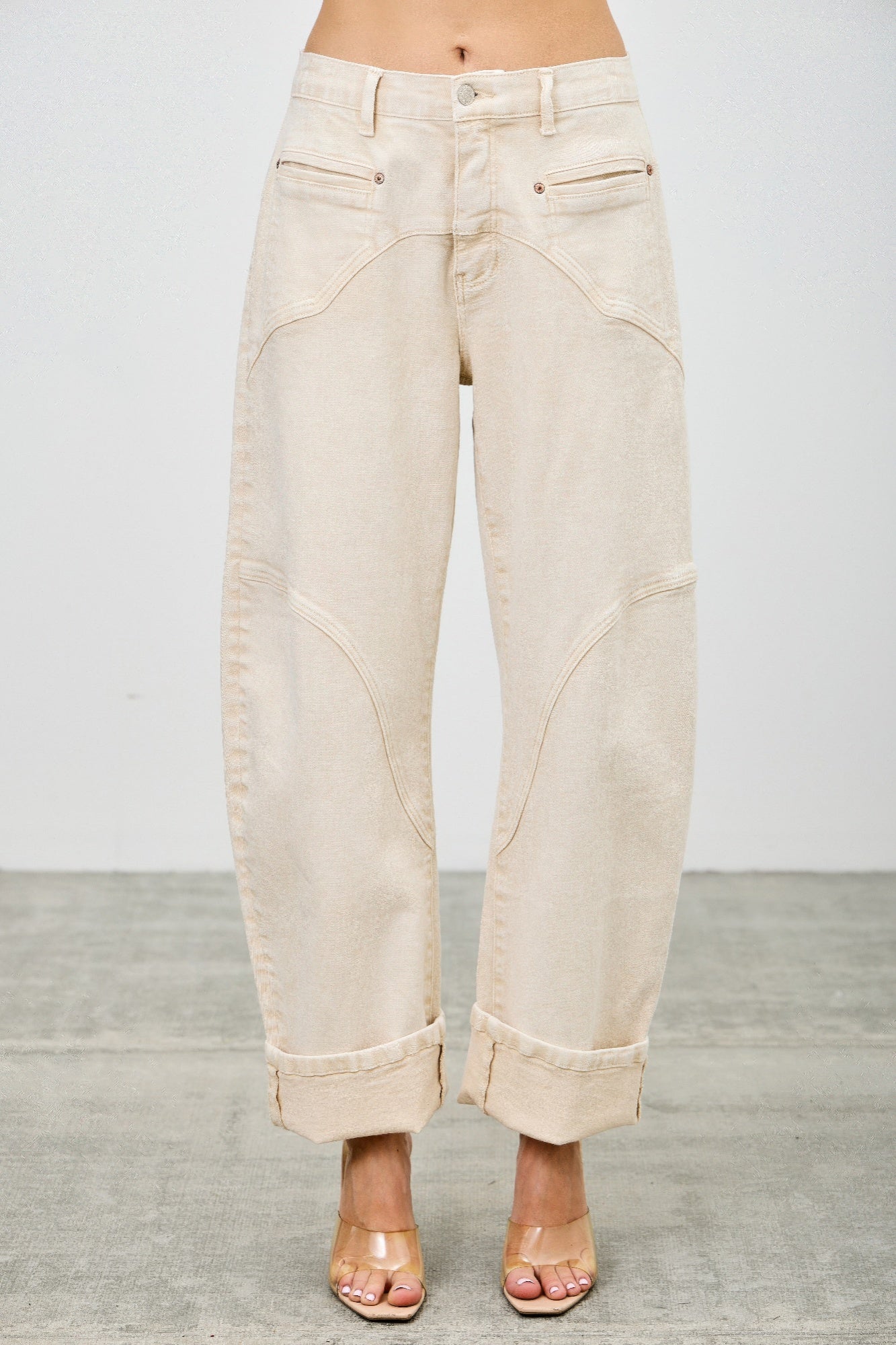 High-rise western barrel jeans, helles Creme, mit eingesetzten Gesäßtaschen und Knopfverschluss