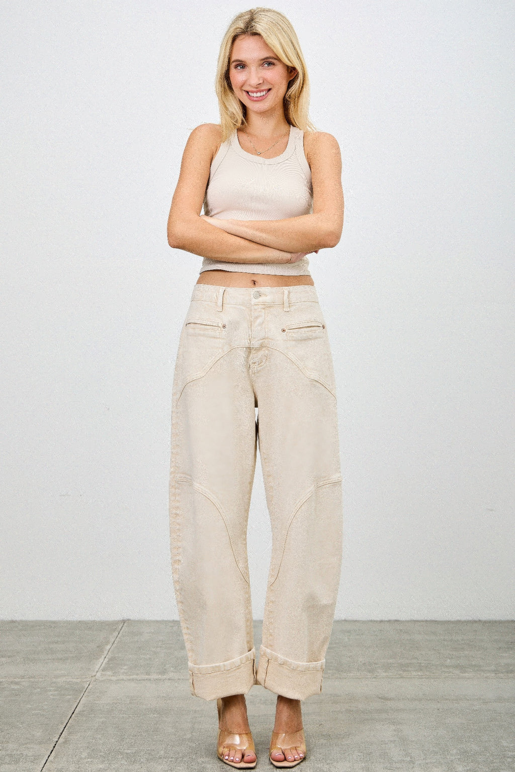 High-rise barrel jeans in Creme mit seitlichen Taschen, geknöpftem Bund und lockerem Bein