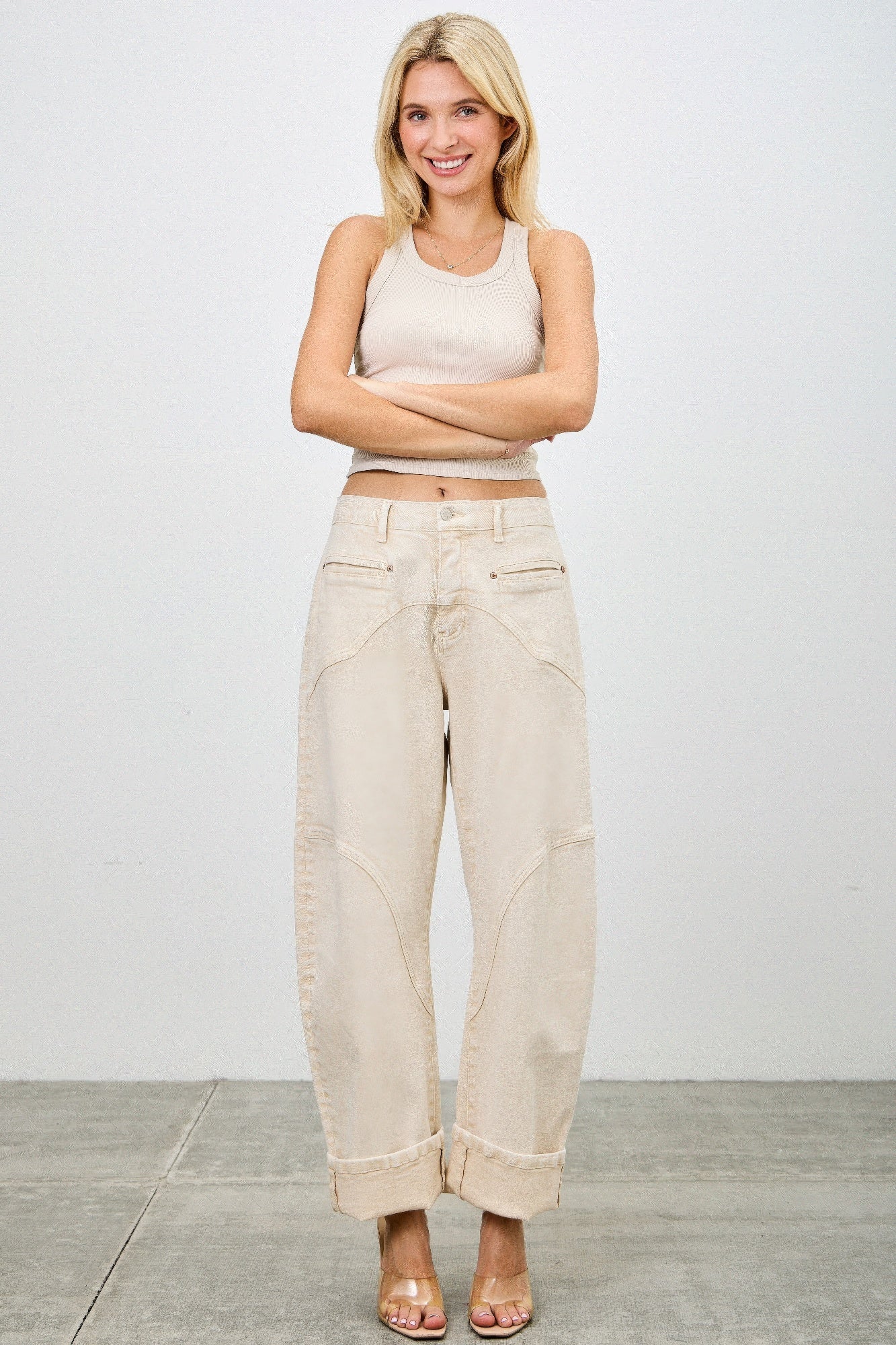 High-rise barrel jeans in Creme mit seitlichen Taschen, geknöpftem Bund und lockerem Bein