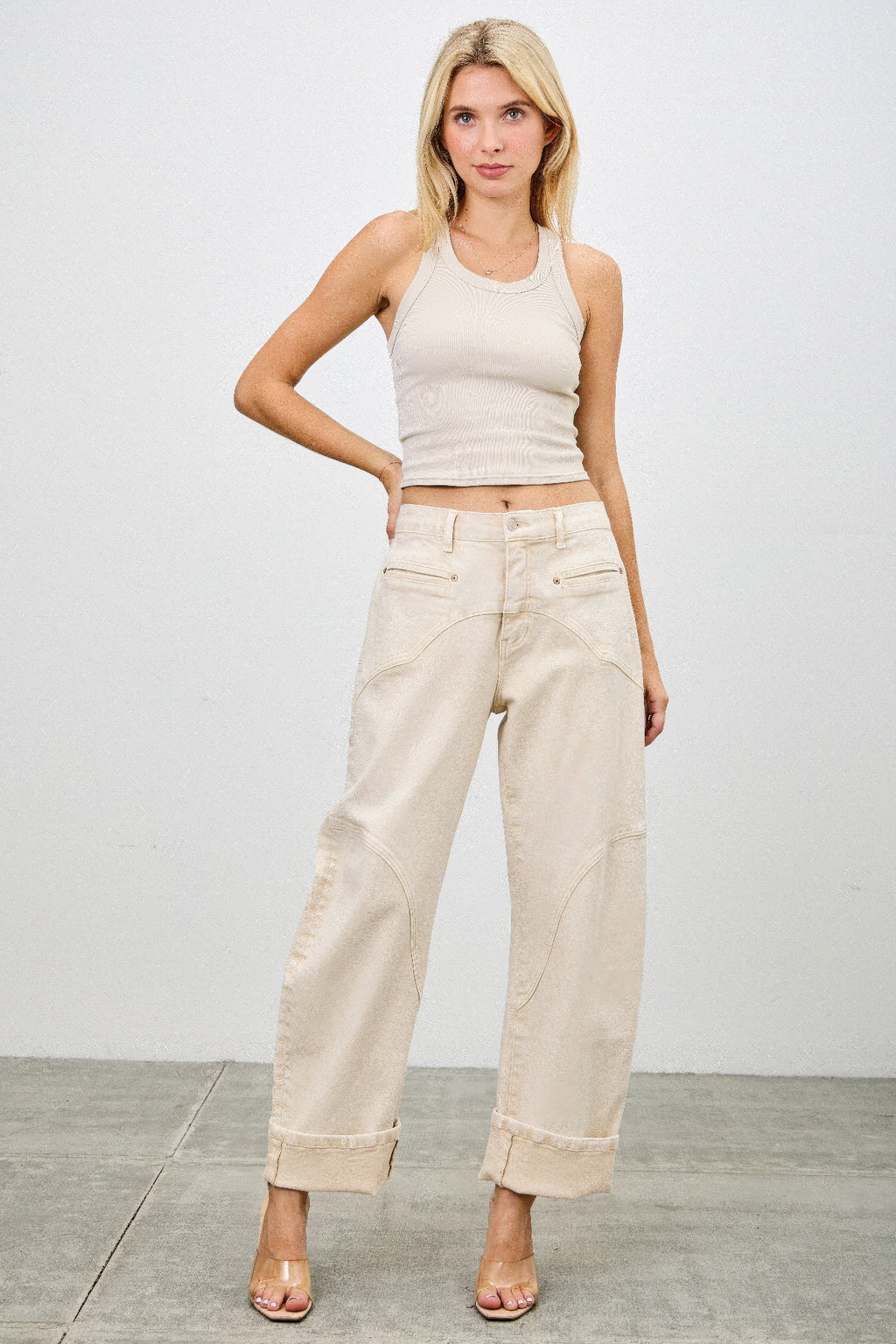 High-rise western jeans, cremefarben, gerader Barrel-Schnitt mit umgeschlagenem Saum