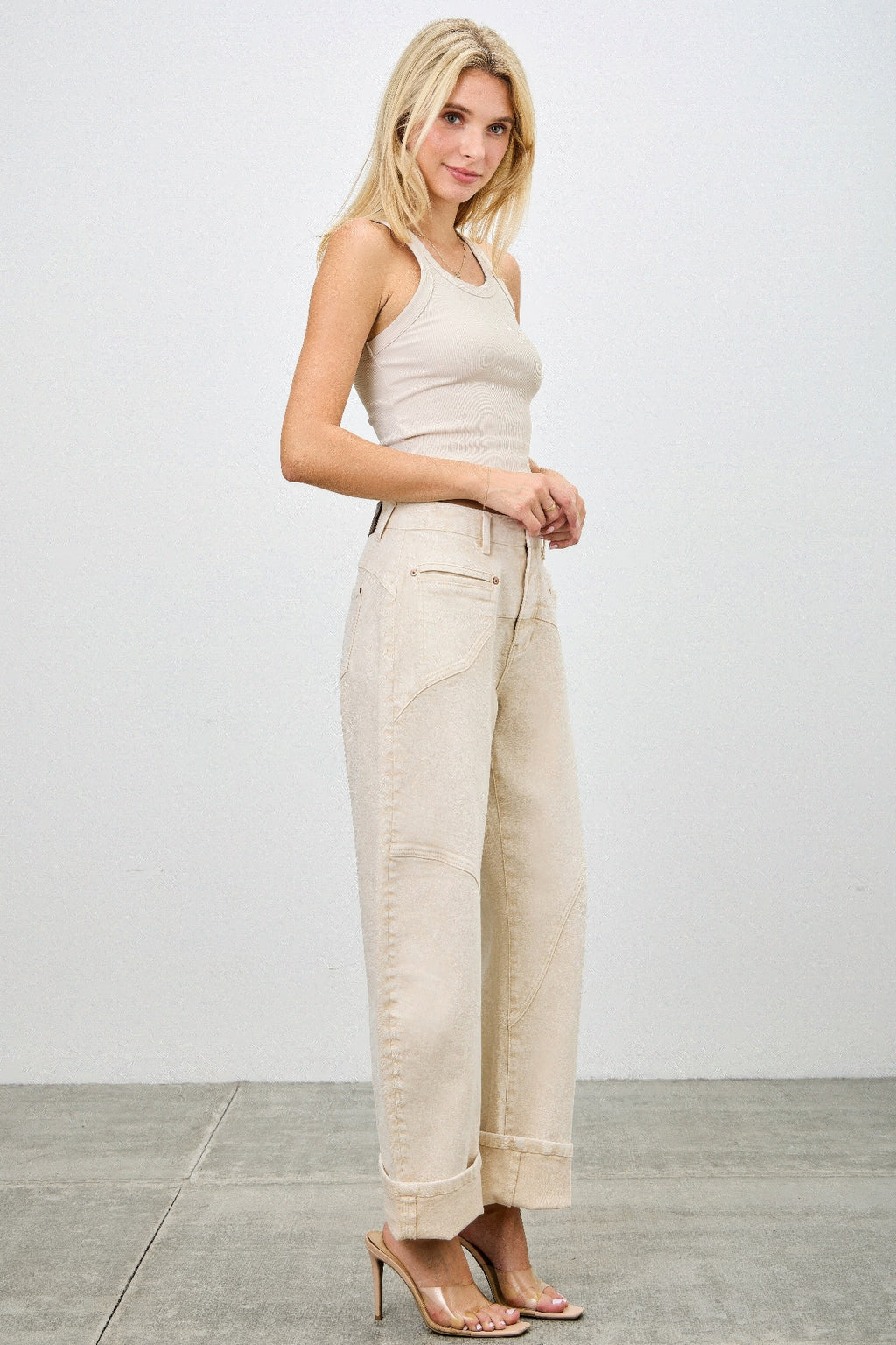 High-rise barrel jeans in Creme mit Fronttaschen, Knopfleiste und schmalem Bein nach unten