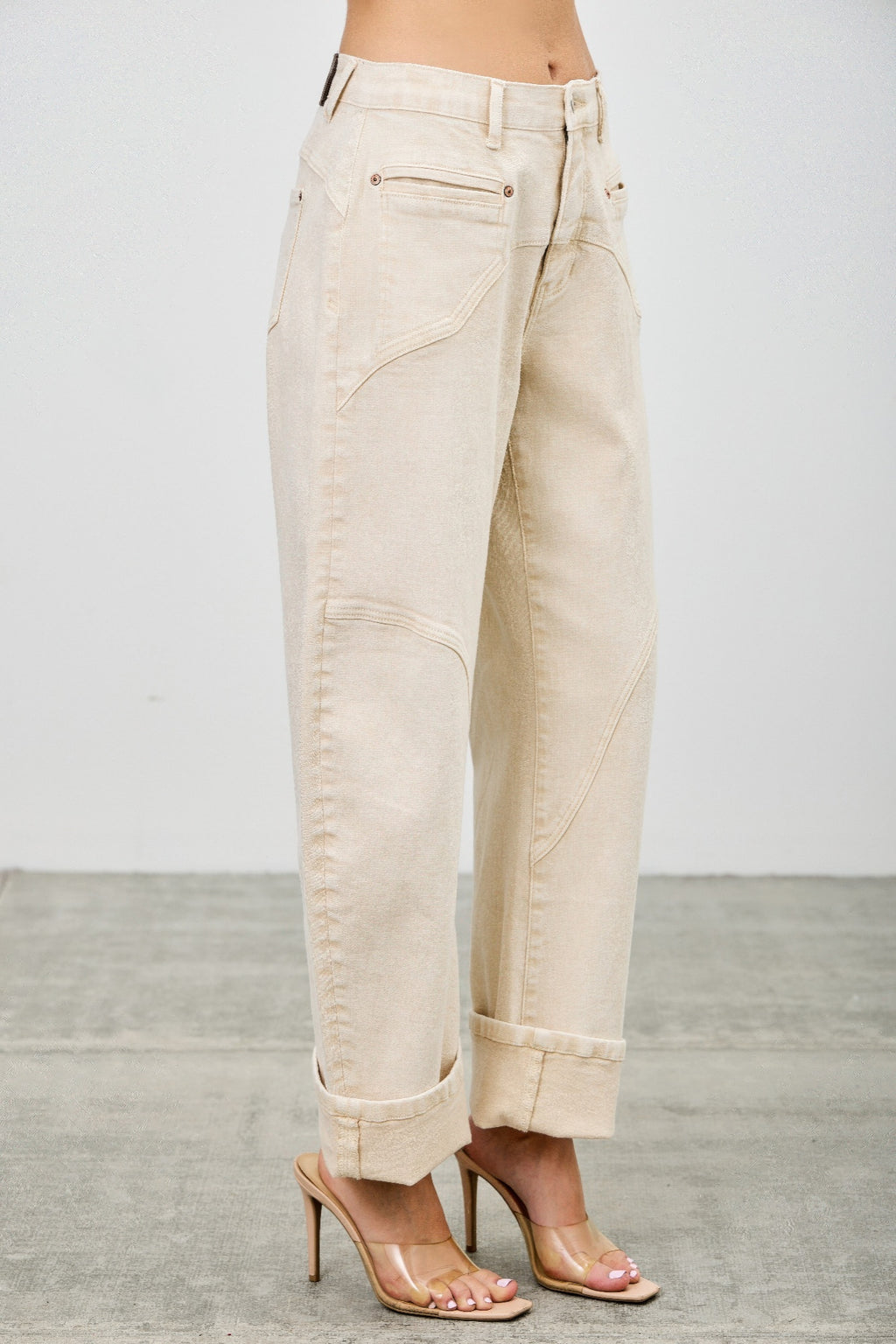 High-rise western barrel jeans, Creme, Seitennaht und Gürtelschlaufen mit geknöpftem Bund