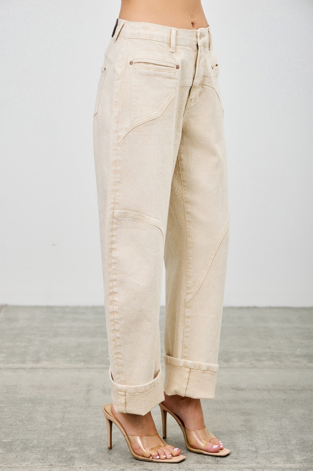 High-rise western barrel jeans, Creme, Seitennaht und Gürtelschlaufen mit geknöpftem Bund