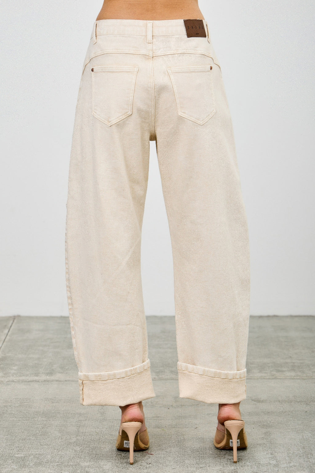 High-rise barrel jeans, cremefarben, mit zwei vorderen Taschen und umgeschlagenem Saum