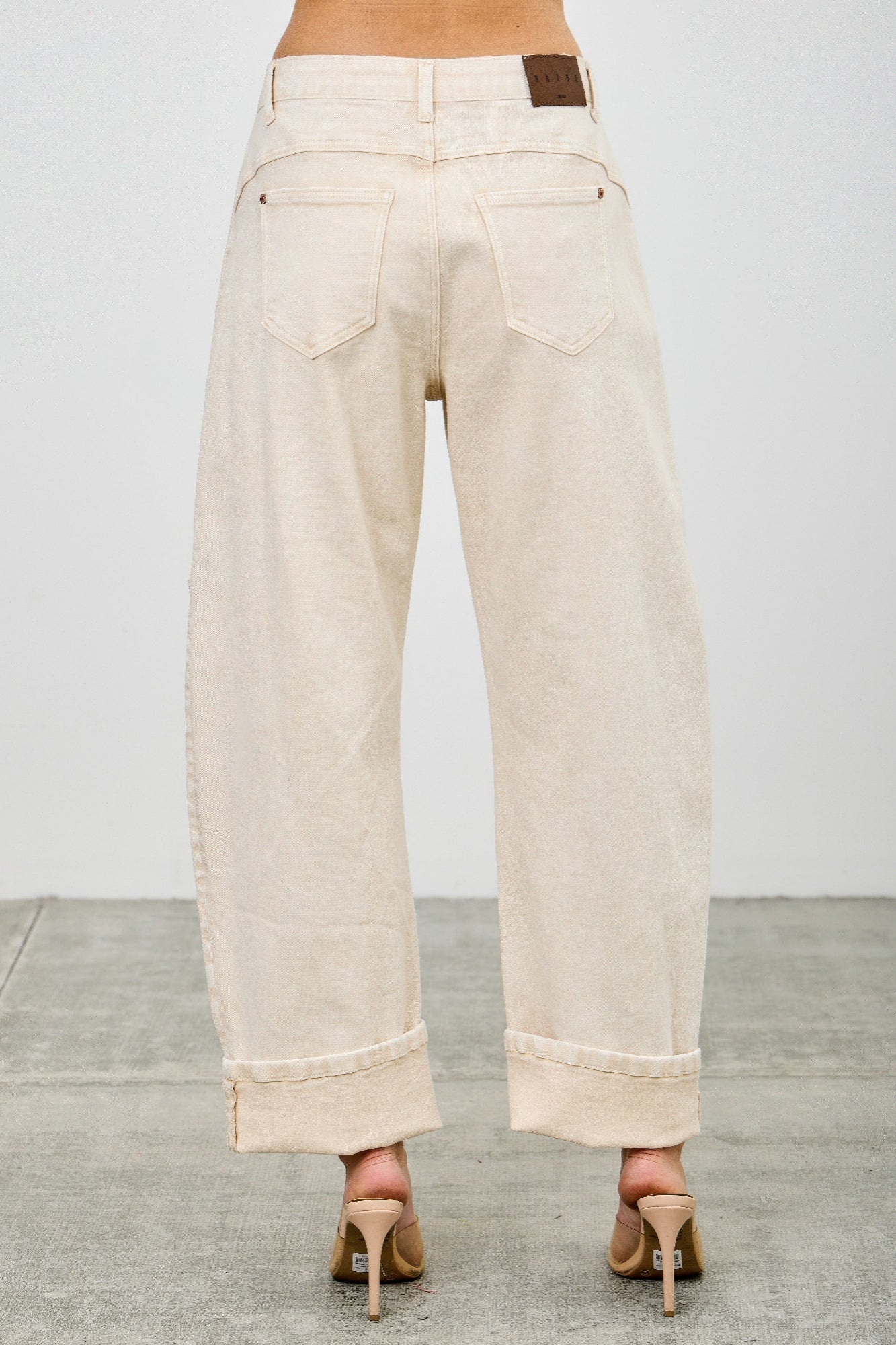 High-rise barrel jeans, cremefarben, mit zwei vorderen Taschen und umgeschlagenem Saum