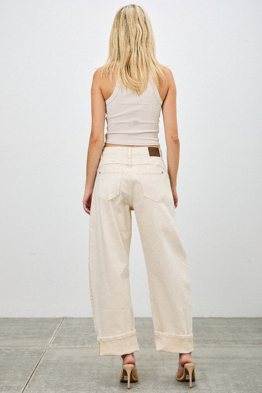 Rückansicht: High-rise western barrel jeans in Creme, Bund mit Label und entspannter Passform