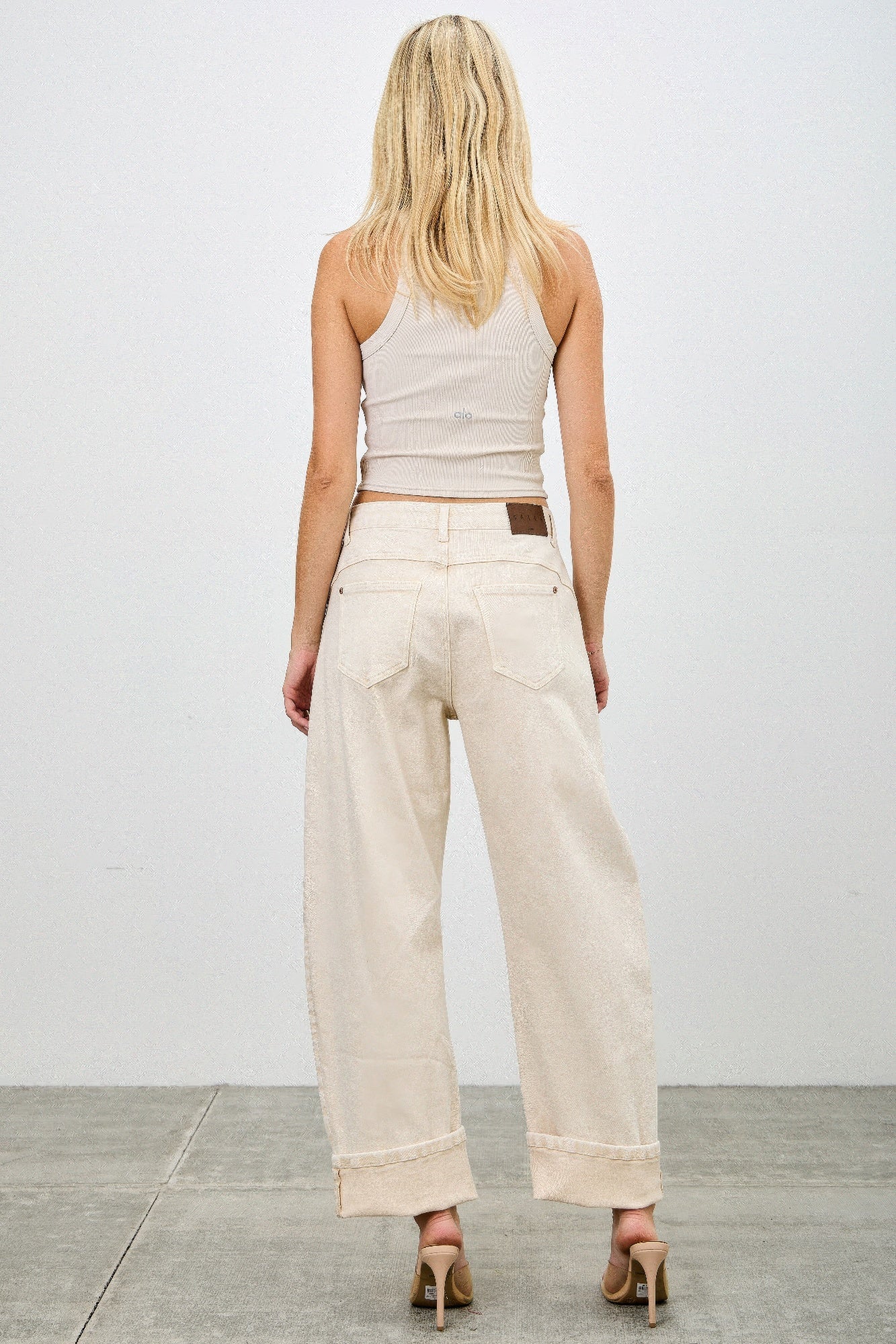 Rückansicht: High-rise western barrel jeans in Creme, Bund mit Label und entspannter Passform