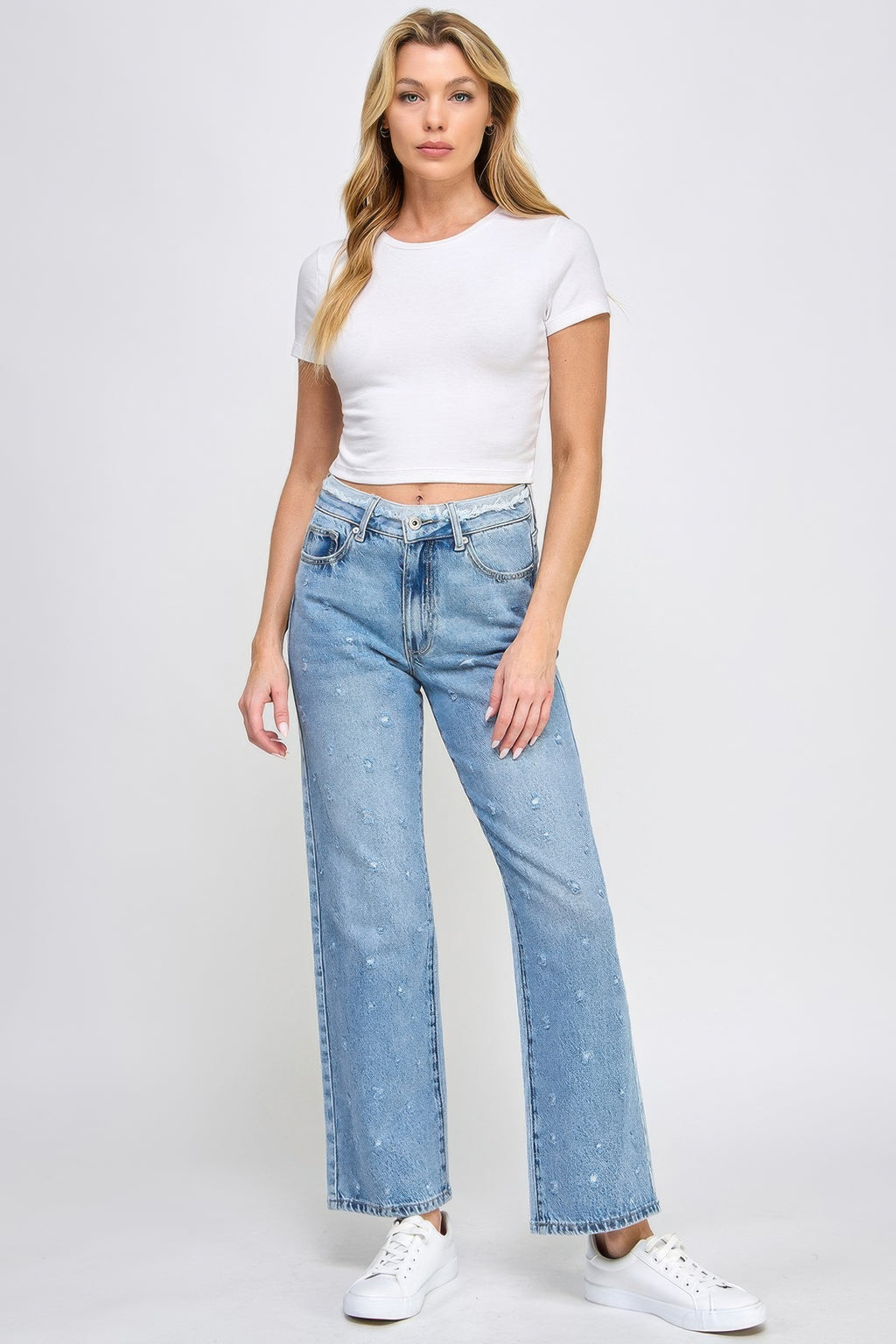 High-Rise Dad-Jeans hellblau mit sichtbaren Waschungen und Fransen am Bund