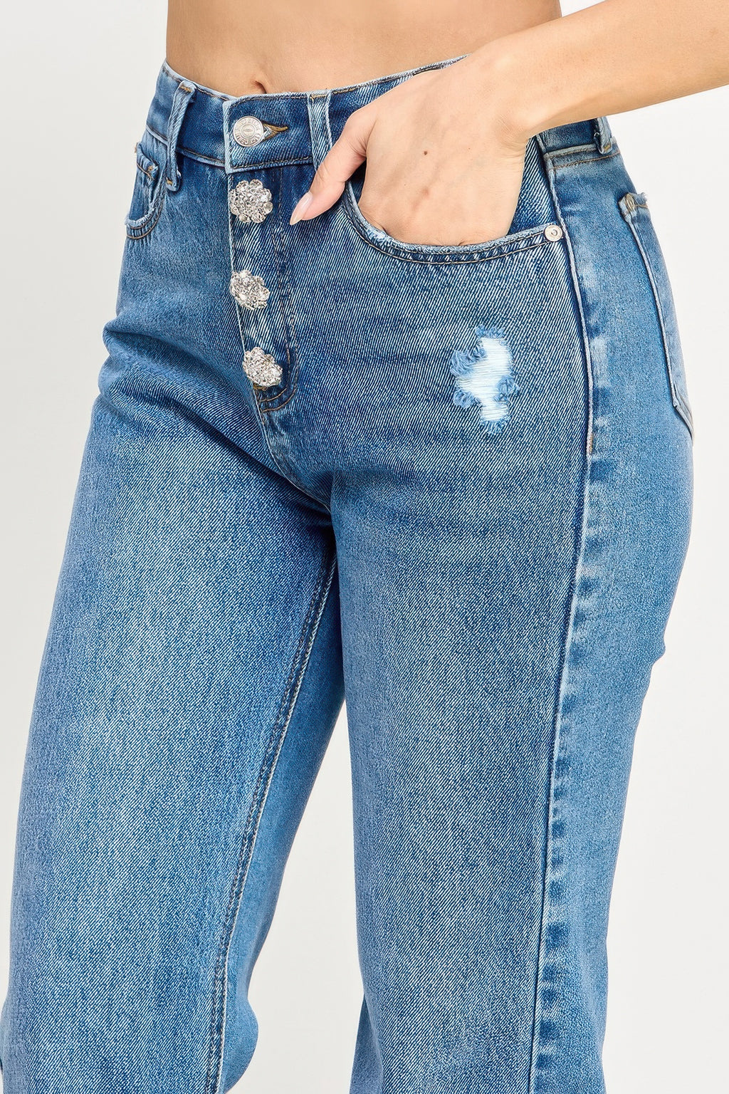 High-Rise Dad-Jeans Nahaufnahme der Vorderseite, Fransen am Bund, Nieten-Details