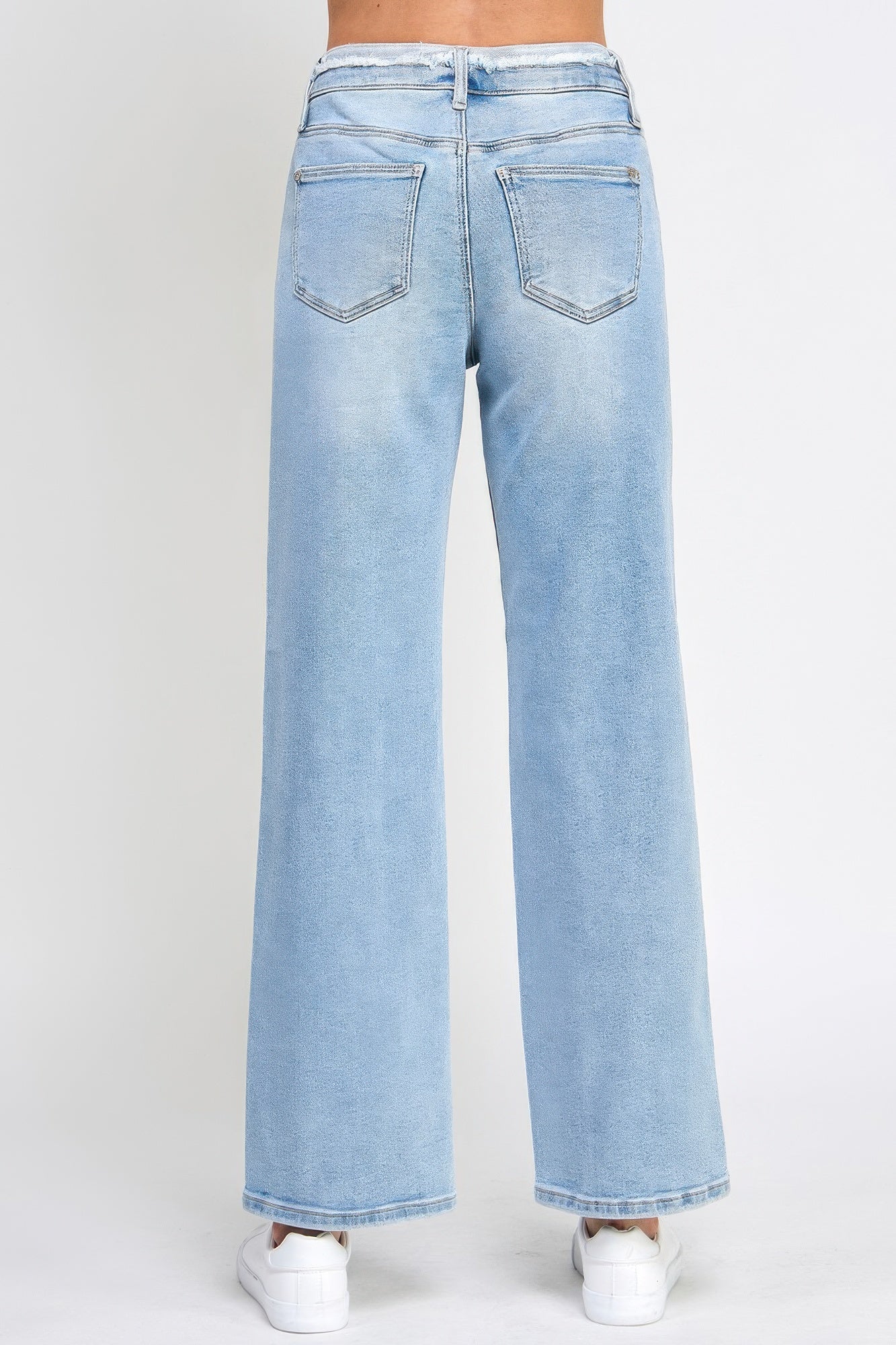 High-Rise Dad-Jeans Rückansicht, hellblauer Denim, Gesäßtaschen