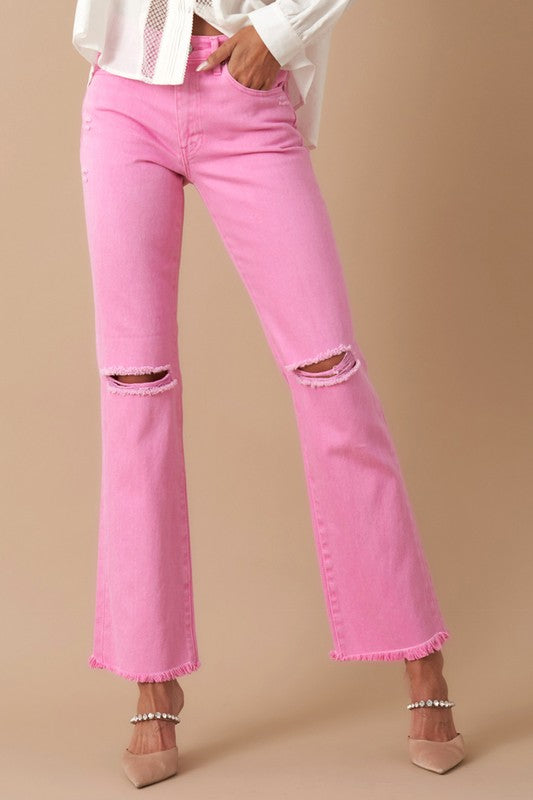 High Rise Slim Straight vaqueros rosa, rodillas rasgadas y bajos con flecos