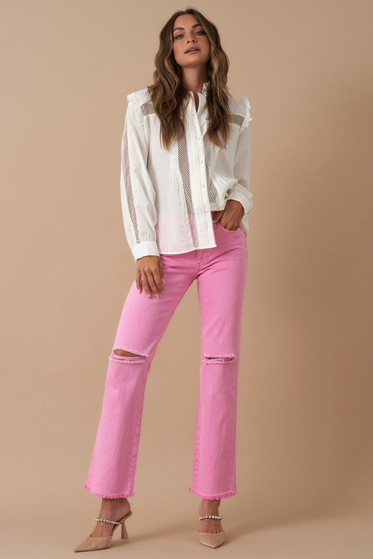 High Rise Slim Straight vaqueros rosa, costuras laterales y dobladillo deshilachado