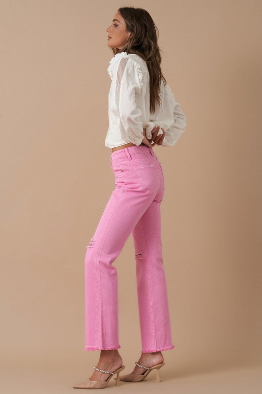 High Rise Slim Straight vaqueros rosa, vista lateral con dobladillo deshilachado