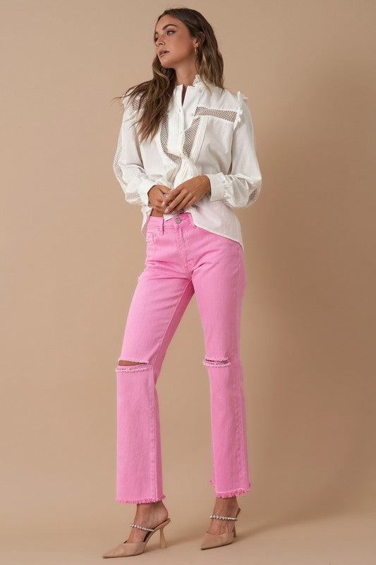 High Rise Slim Straight vaqueros rosa con rodilla rasgada y bajos rectos