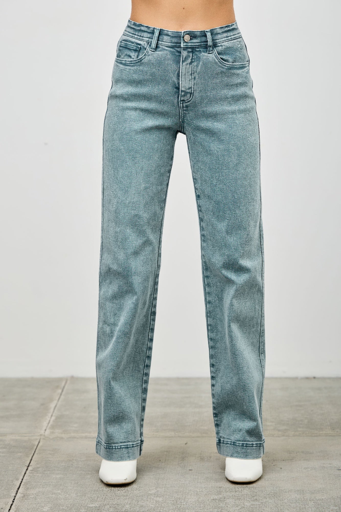 High Rise Slim Wide Straight jeans azules desgastados, costuras frontales visibles