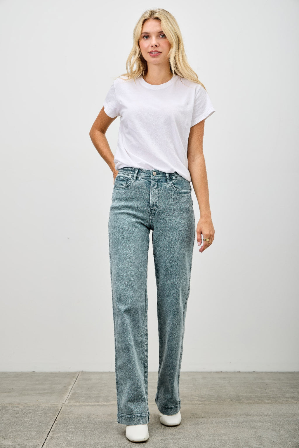 Jeans High Rise Slim Wide Straight azul desgastado, tiro alto y pernera recta