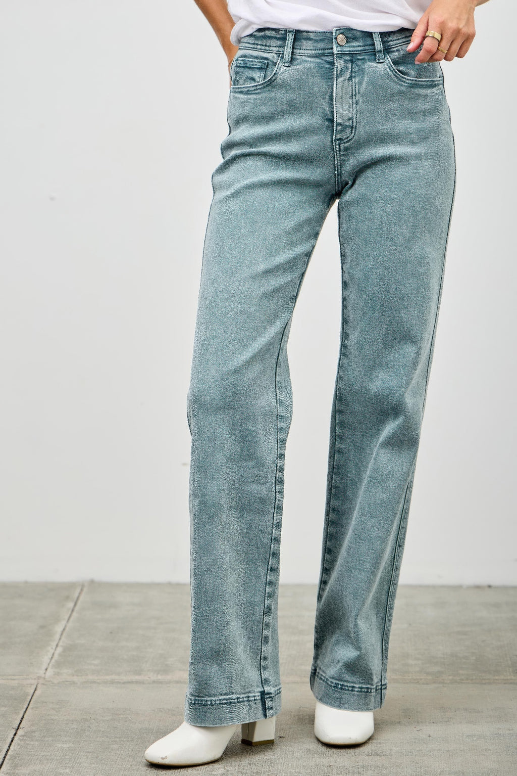 High Rise Slim Wide Straight jeans azul, talle alto, corte recto ancho, costuras frontales