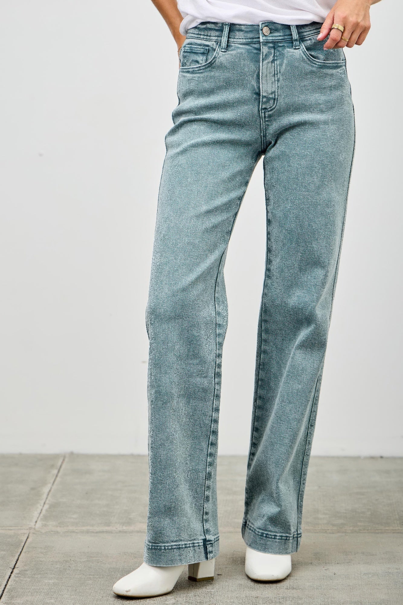 High Rise Slim Wide Straight jeans azul, talle alto, corte recto ancho, costuras frontales