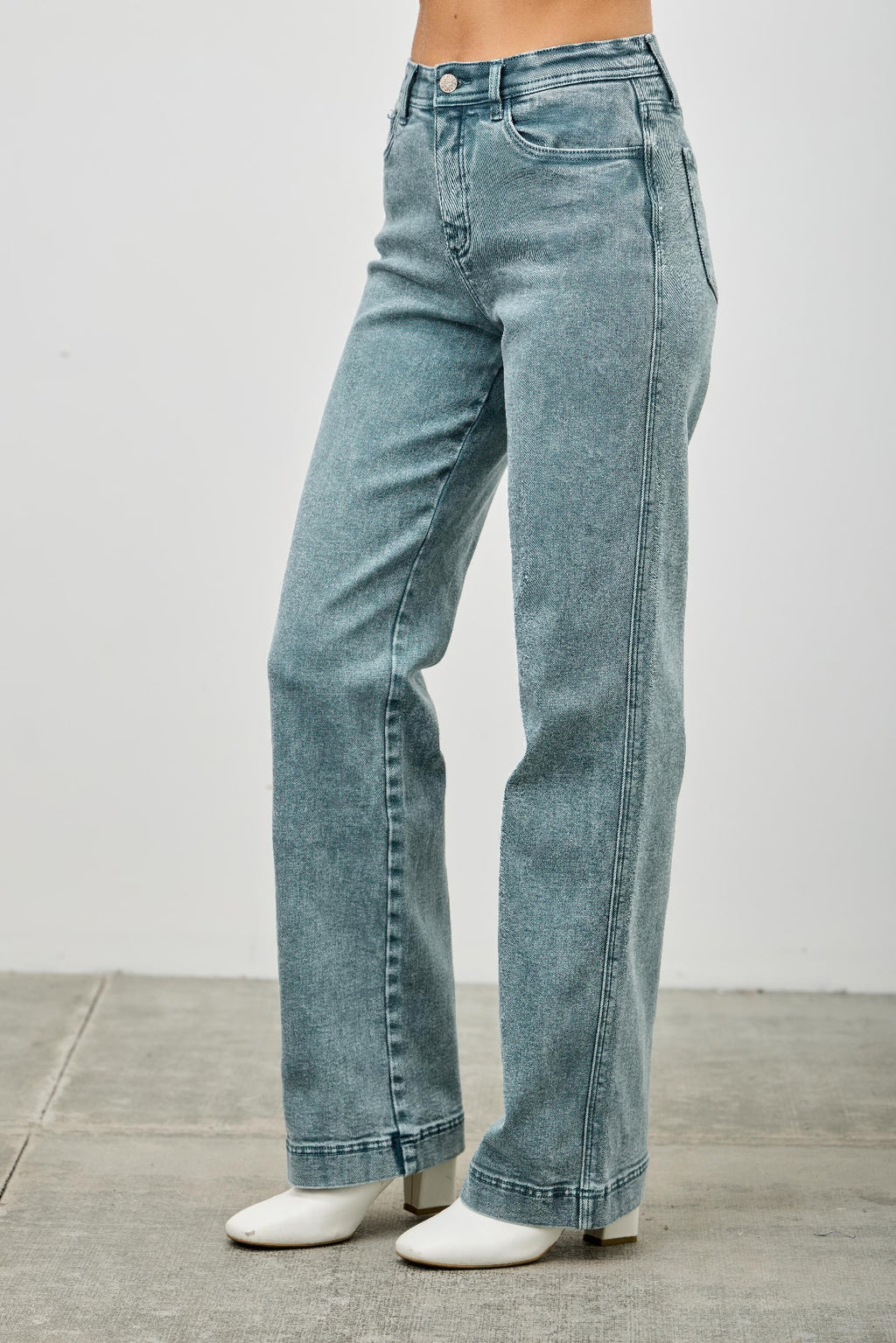 Jeans High Rise Slim Wide Straight azul desgastado, vista trasera con bolsillos y cinturilla