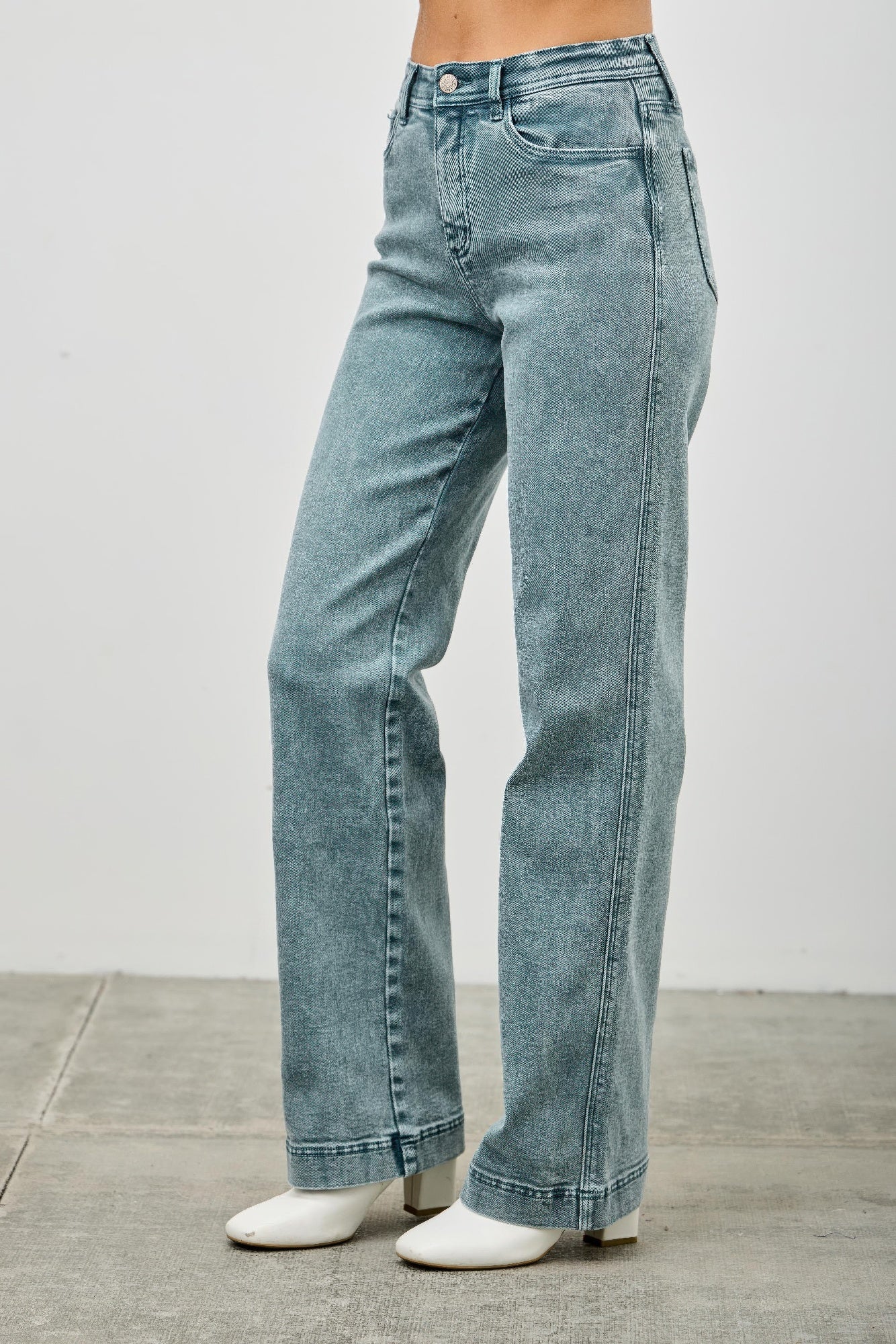 Jeans High Rise Slim Wide Straight azul desgastado, vista trasera con bolsillos y cinturilla