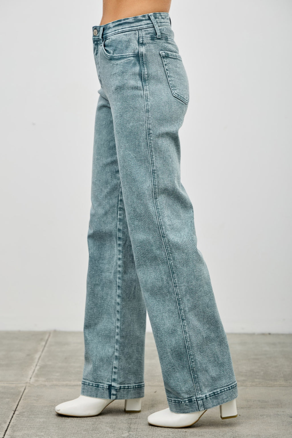 Jeans High Rise Slim Wide Straight azul, parte trasera con bolsillo y costura central