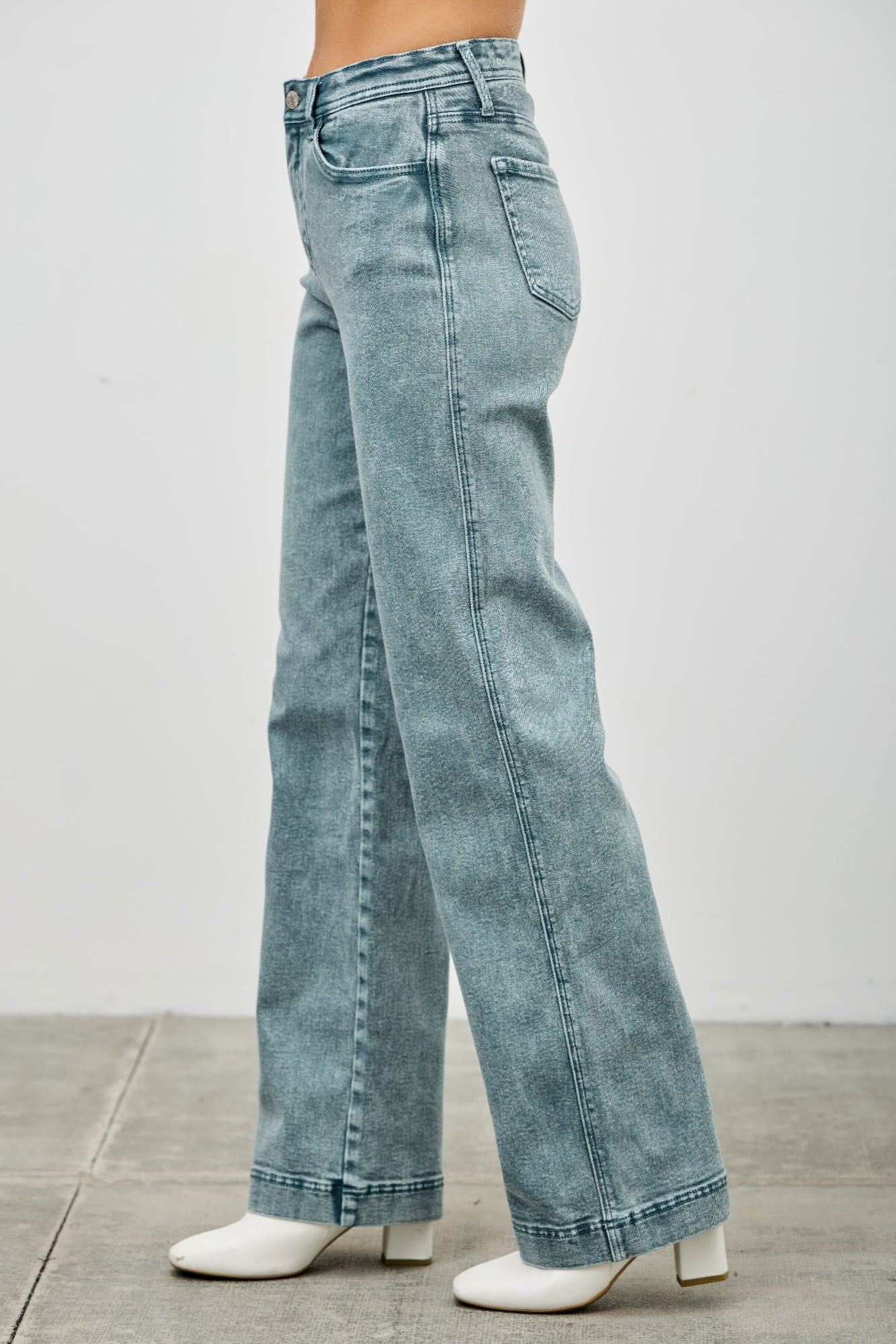 Jeans High Rise Slim Wide Straight azul, parte trasera con bolsillo y costura central