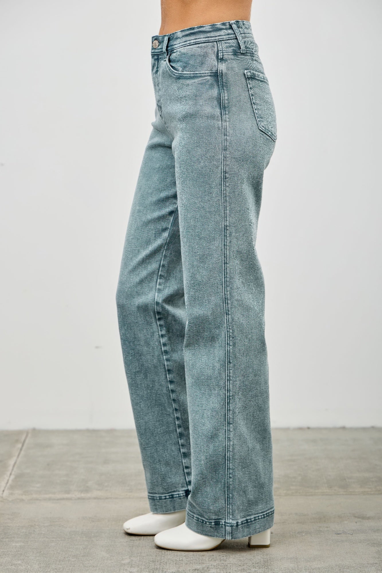 Jeans High Rise Slim Wide Straight azul, vista trasera con pierna recta y dobladillo