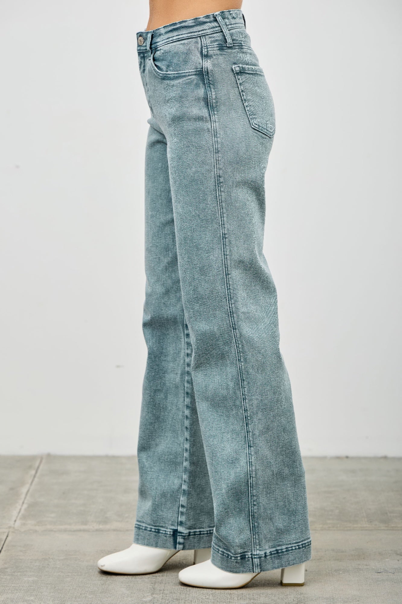 Jeans High Rise Slim Wide Straight azul desgastado, tiro alto trasero y pernera recta