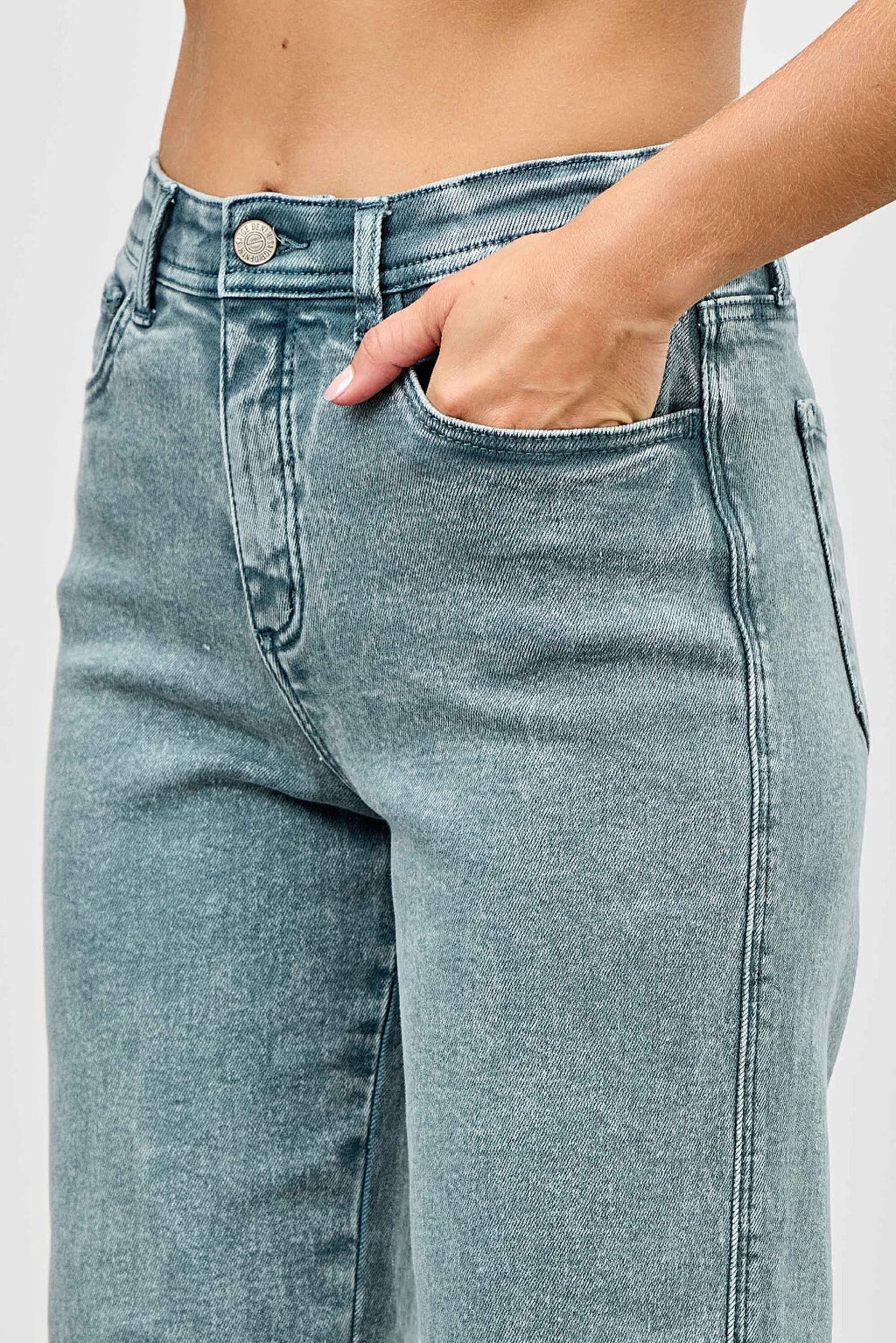Jeans High Rise Slim Wide Straight: botón y trabillas, cinturilla de tiro alto visible