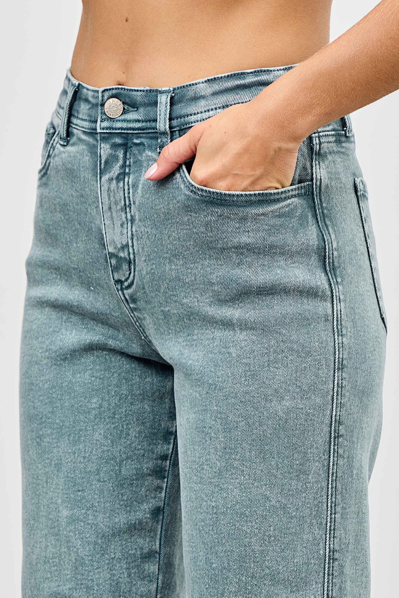 Jeans High Rise Slim Wide Straight: botón y trabillas, cinturilla de tiro alto visible
