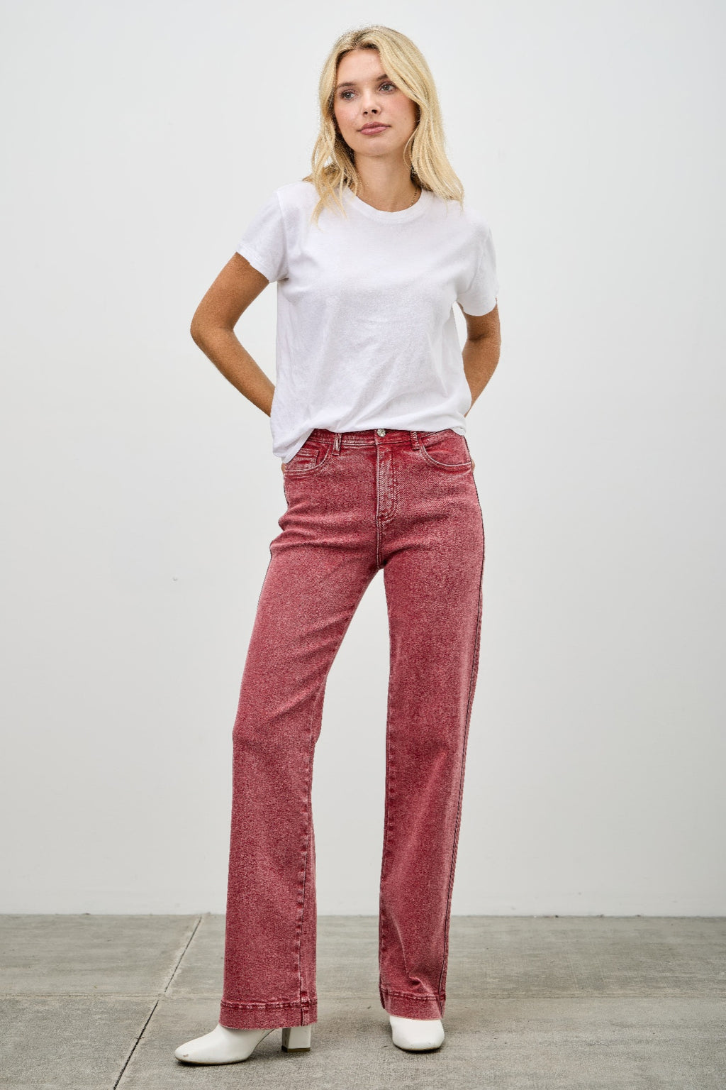 High Rise Slim Wide Straight Jeans, dunkelrot, hohe Taille, offenes Bein mit sichtbarer Naht