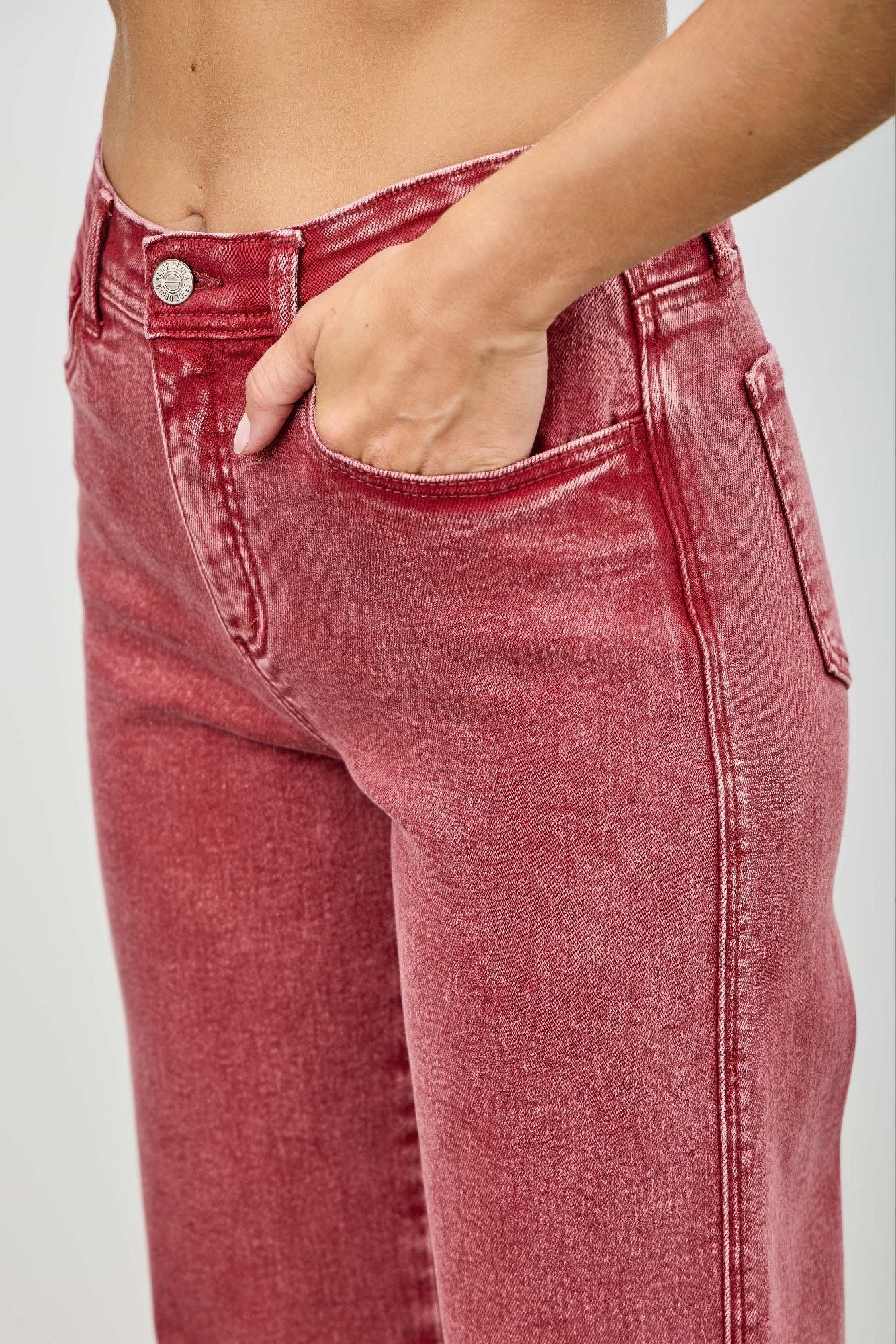 High Rise Slim Wide Straight Jeans, hoher Bund, Taschen-Details und Seitennaht