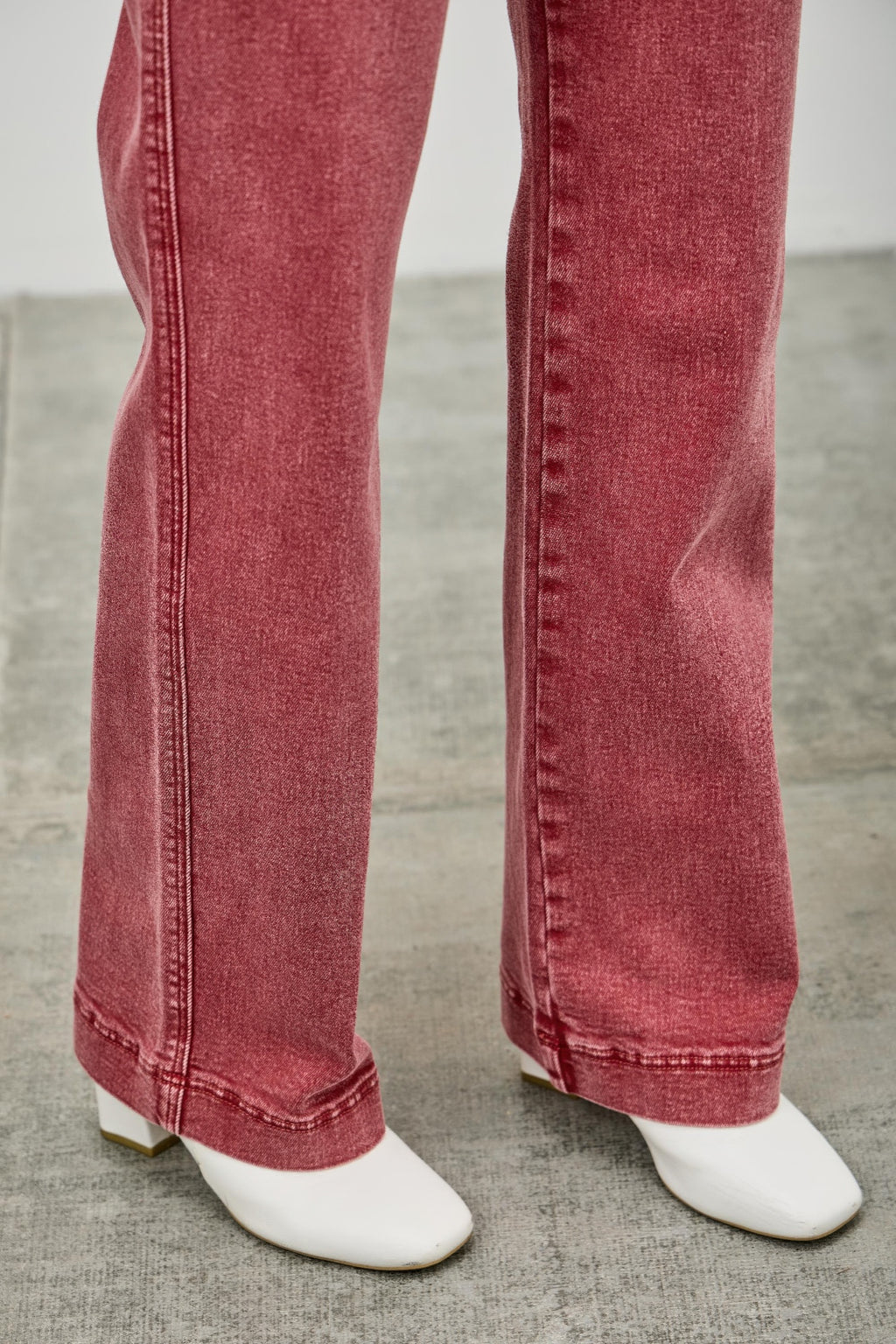 High Rise Slim Wide Straight Jeans, Saum mit Nähten, dunkelrot, gerades Bein