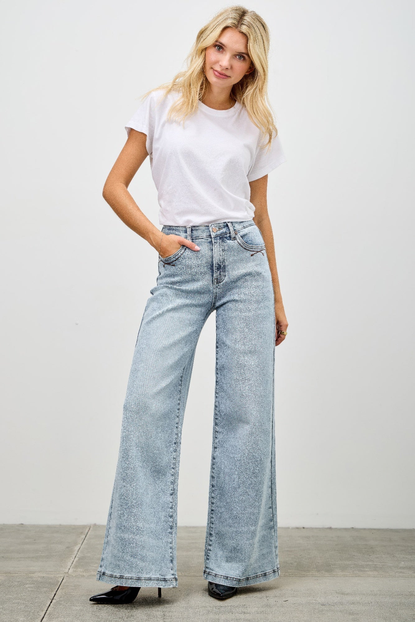 Tigbul's High rise wide-leg jeans in light blue denim with wide flared leg