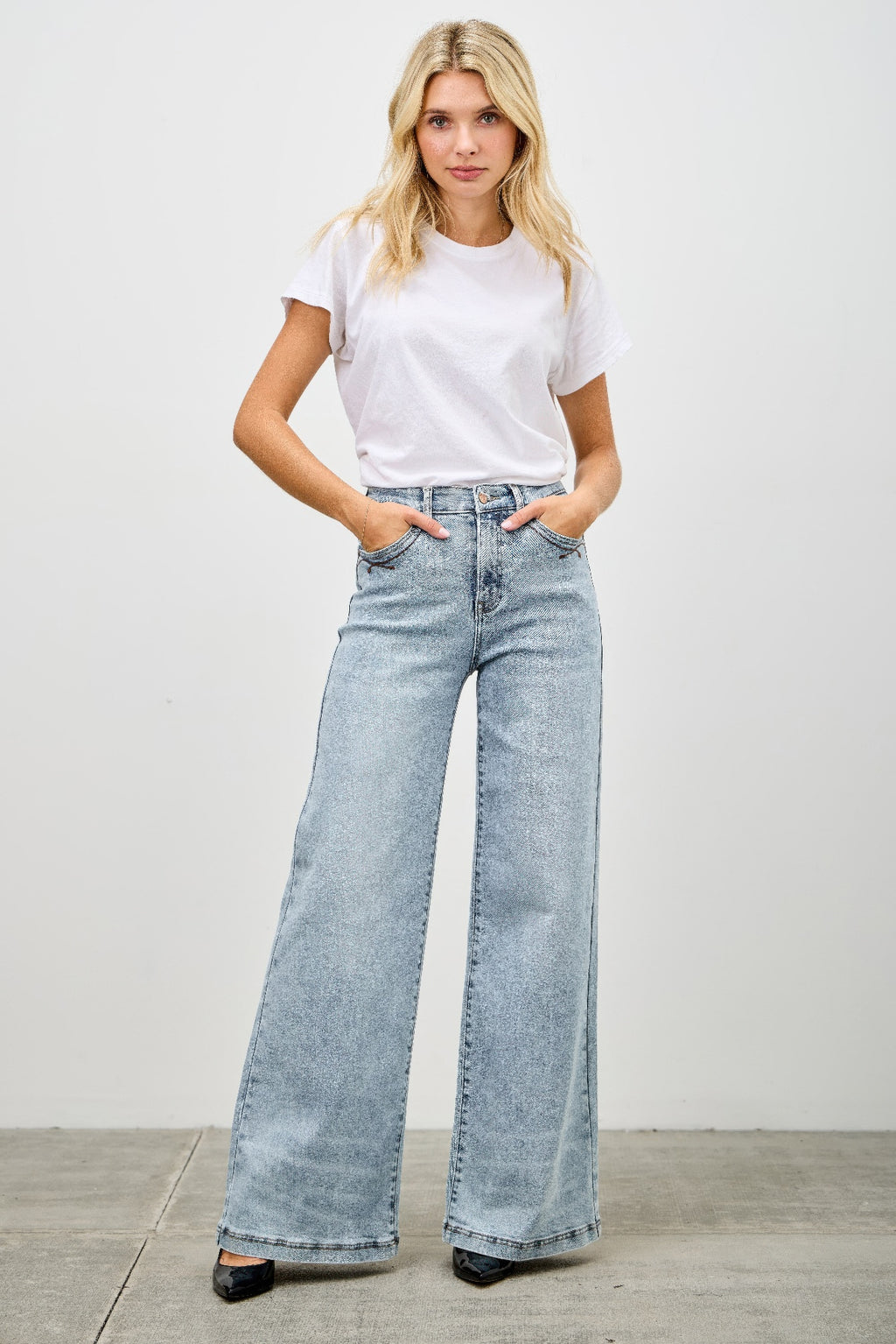 High rise wide-leg jeans with high waist, light blue wash and front pockets