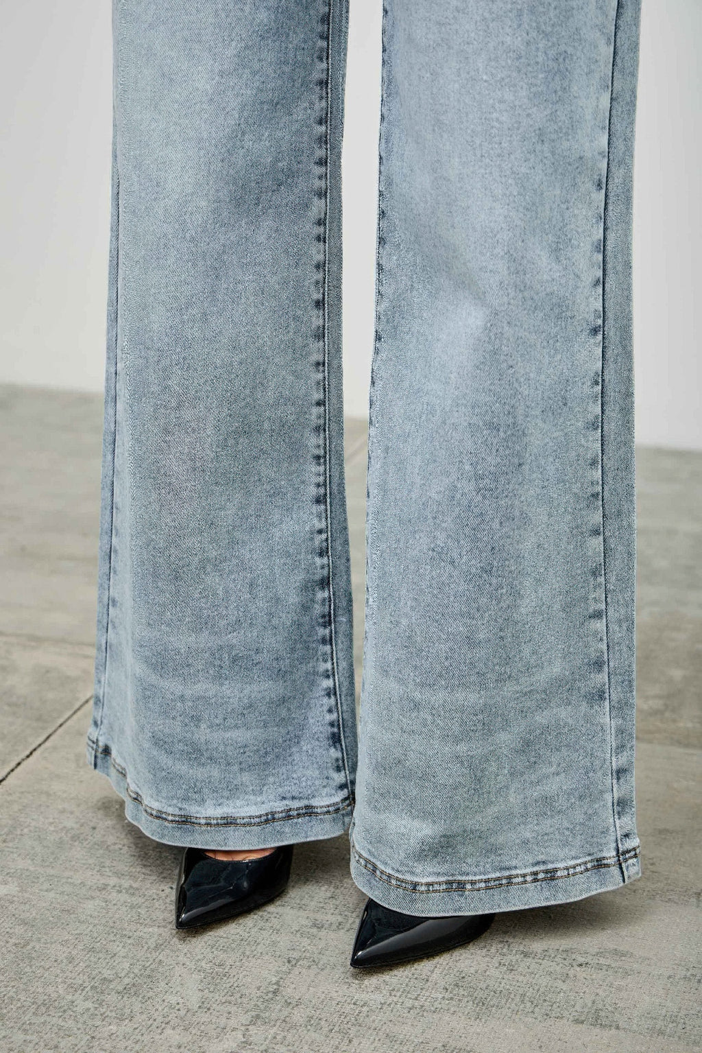 Light-wash wide-leg jeans, flared hem and long straight wide-leg opening
