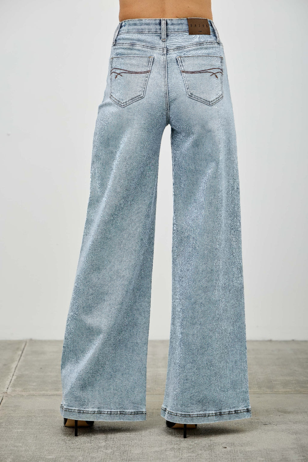 High-rise wide-leg jeans, light wash with front pockets and straight wide leg