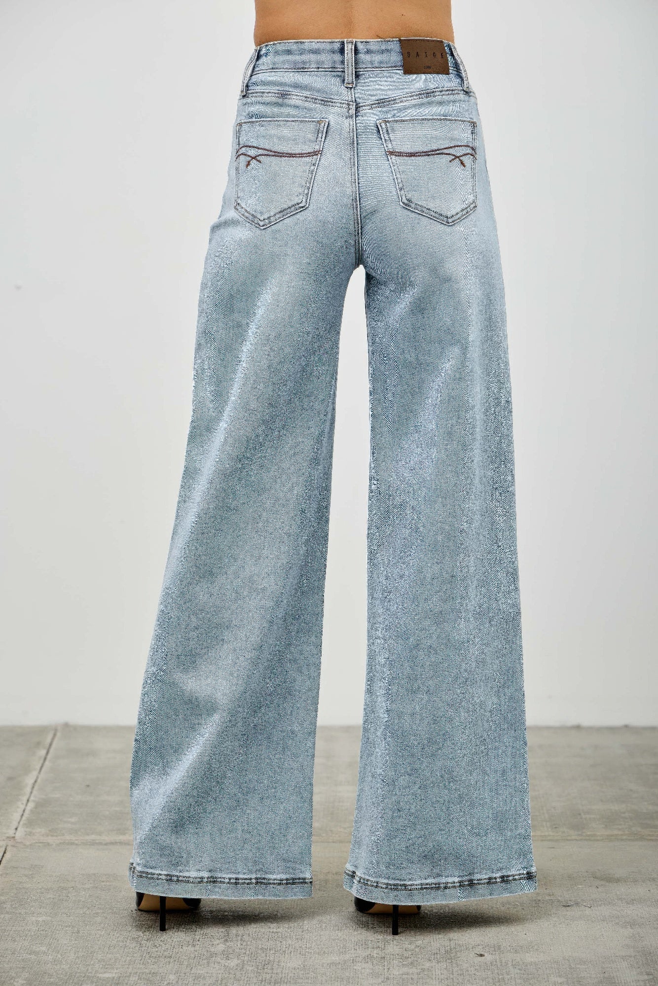High-rise wide-leg jeans, light wash with front pockets and straight wide leg