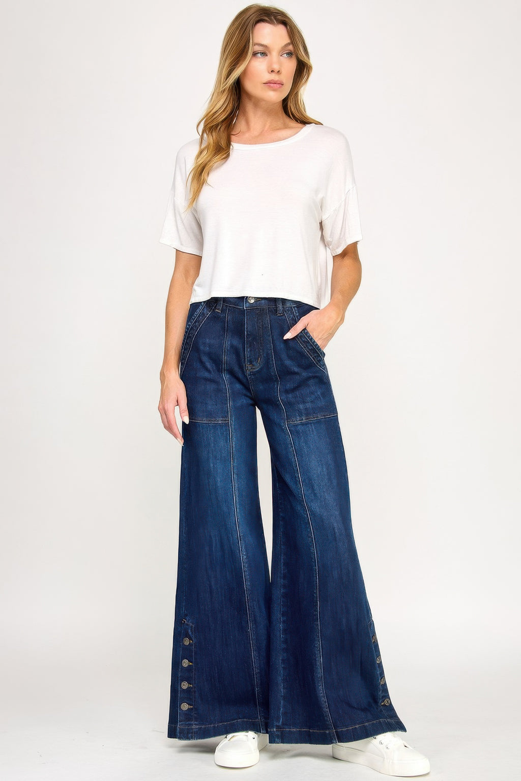 High Rise Wide-Leg Jeans mit Knopf-Schlitz, dunkelblau, Vorderansicht am Modell